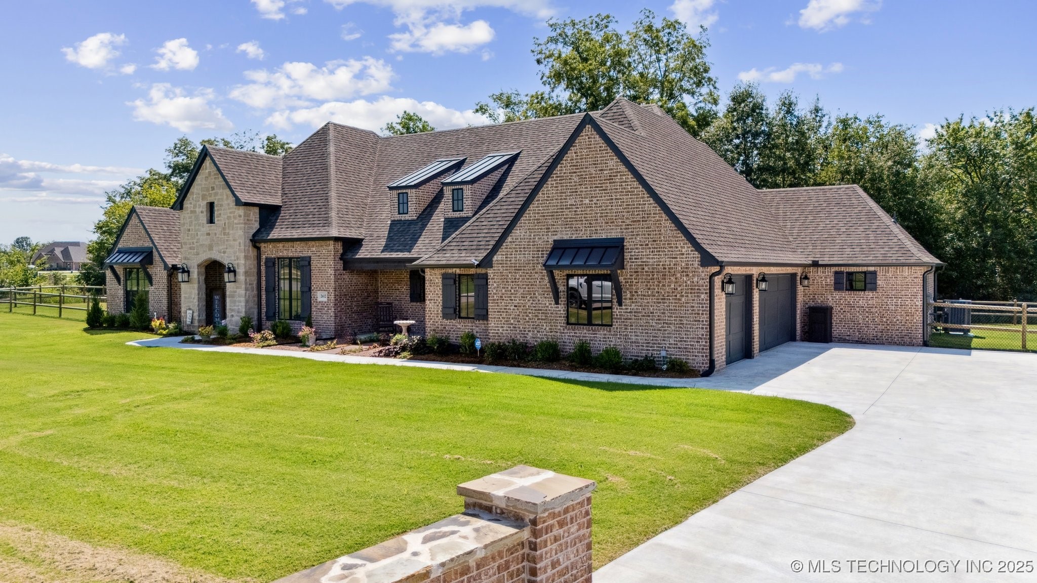 2612 Cross Creek Drive Property Photo 3