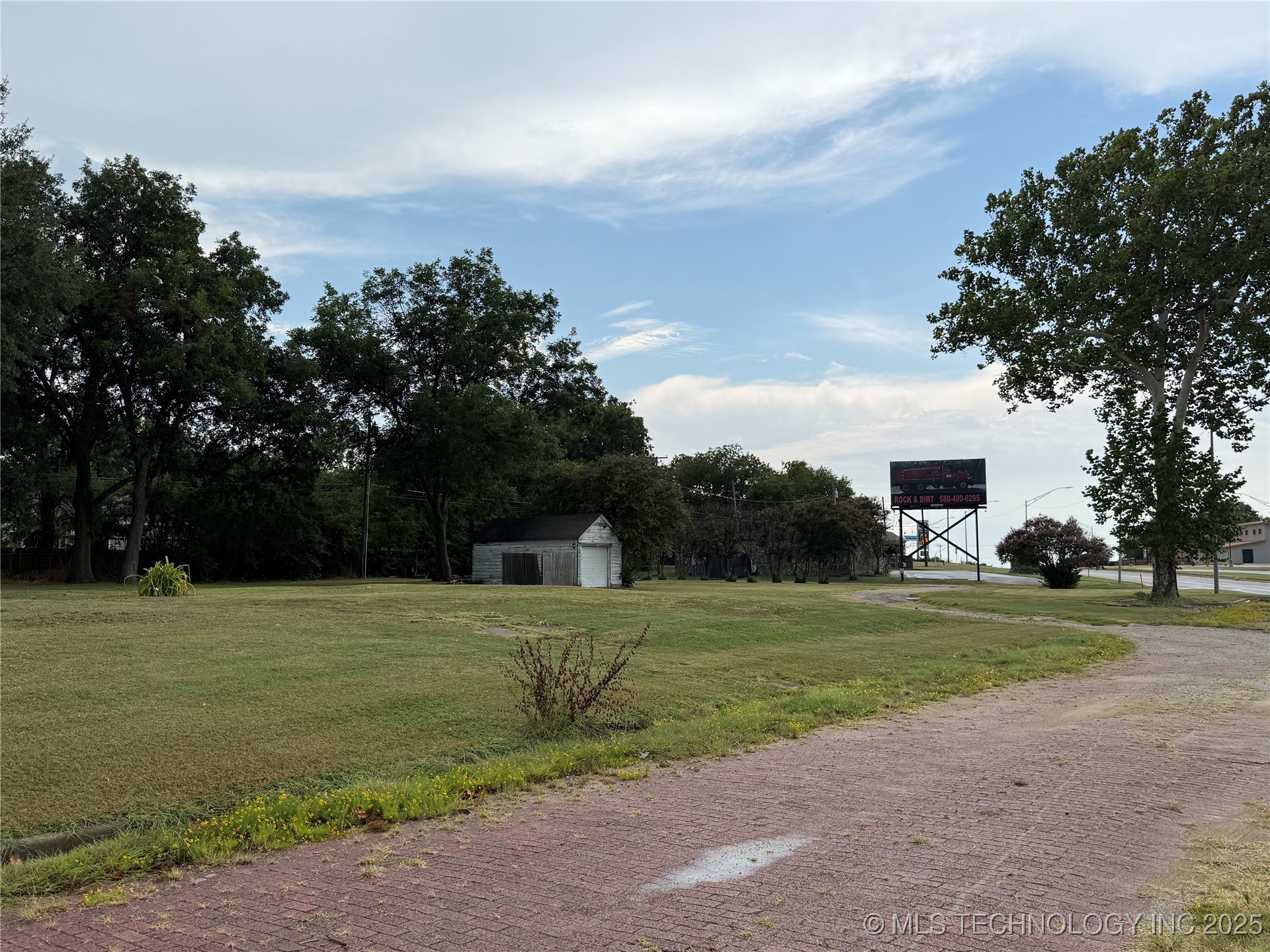 1410 W Broadway Property Photo 3