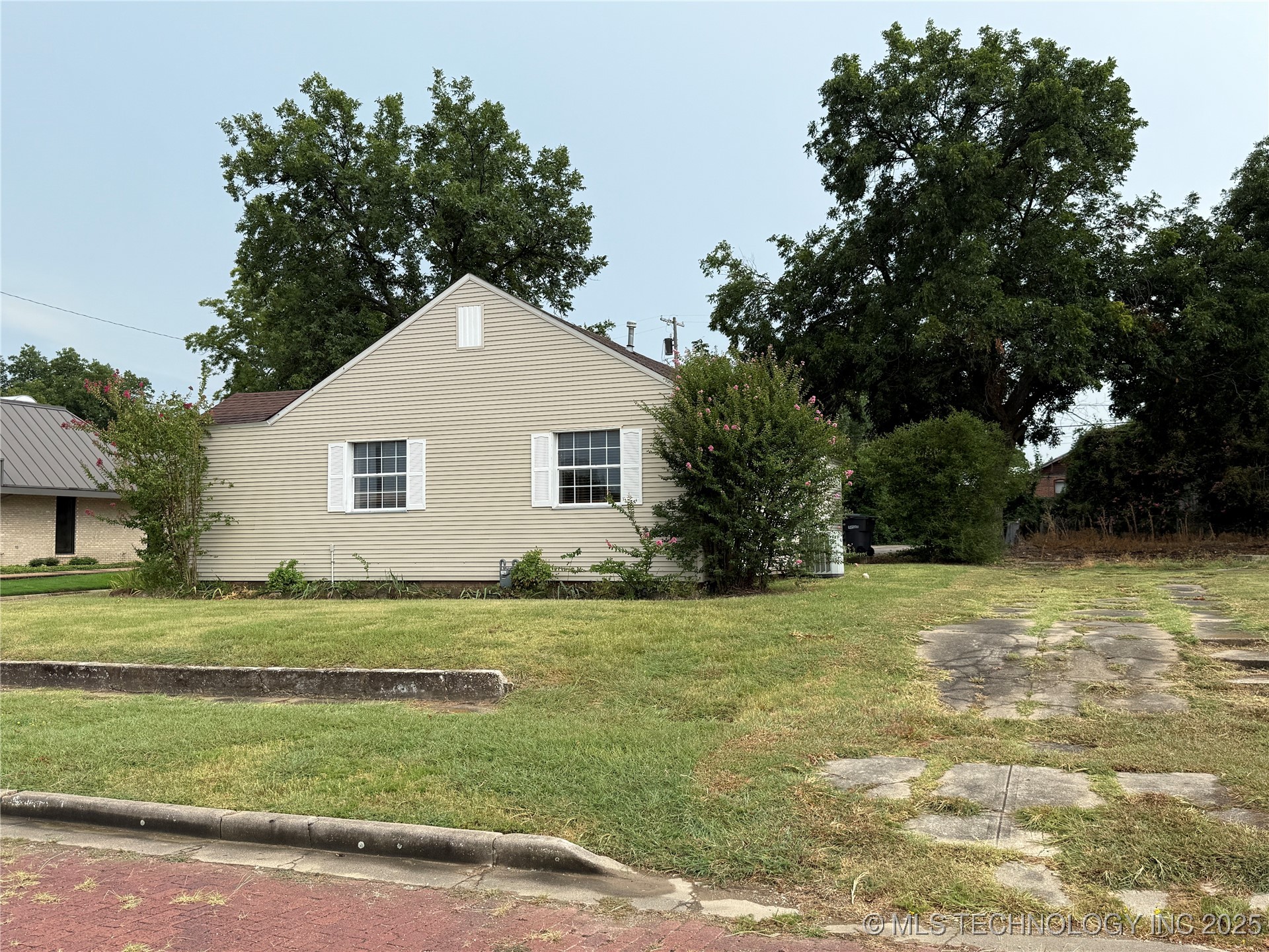 1410 W Broadway Property Photo 6