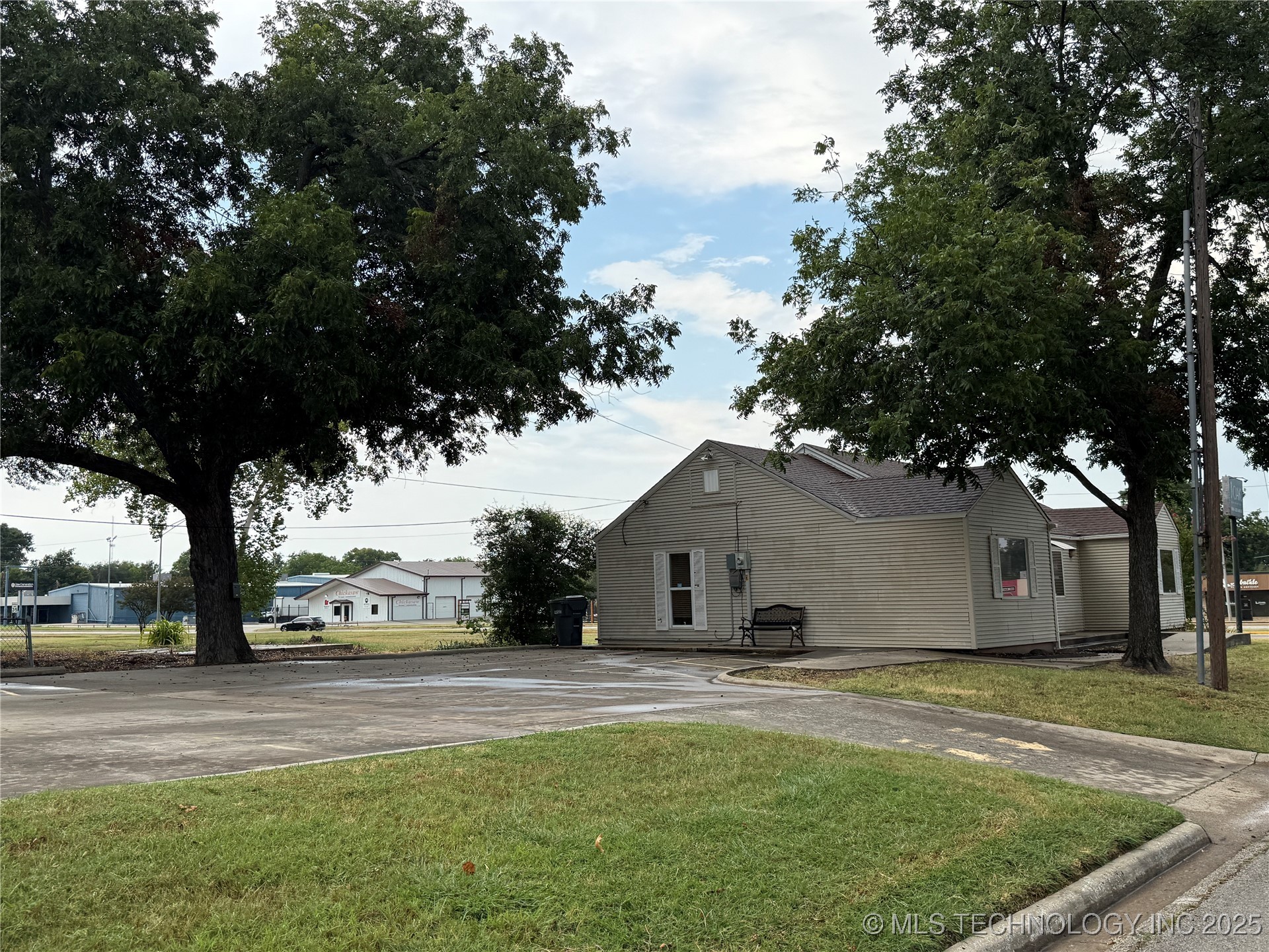 1410 W Broadway Property Photo 7