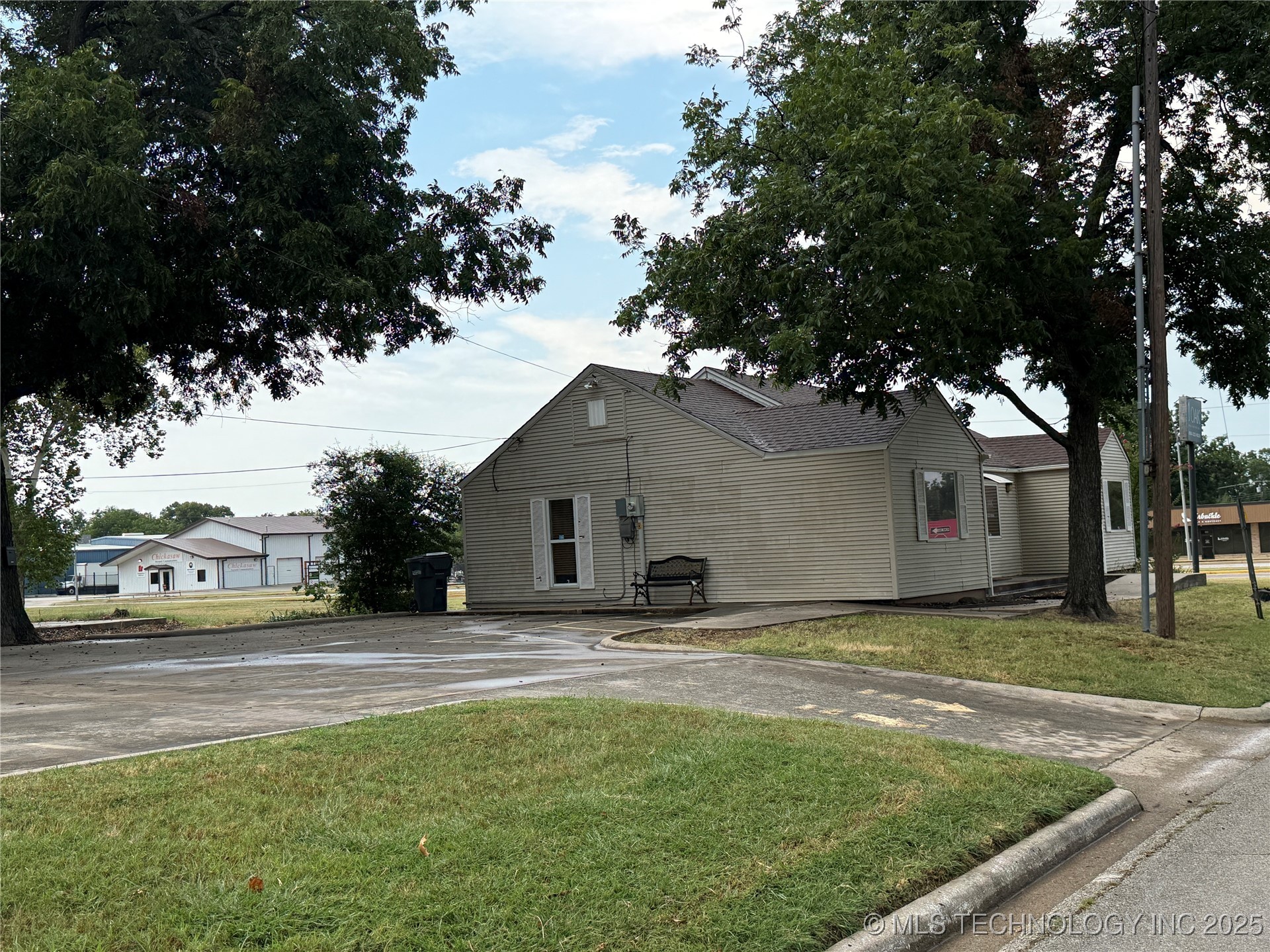 1410 W Broadway Property Photo 8