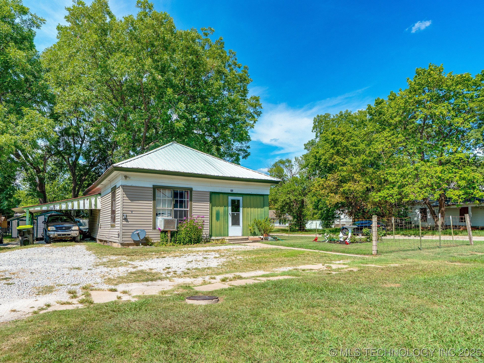 742 E 8th Property Photo 2