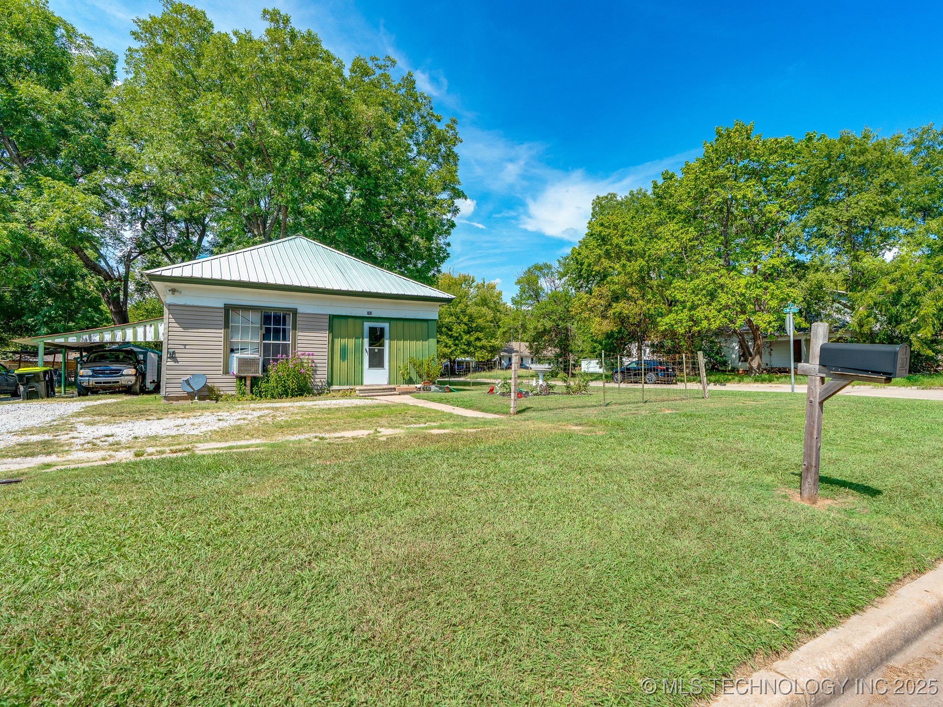 742 E 8th Property Photo 3