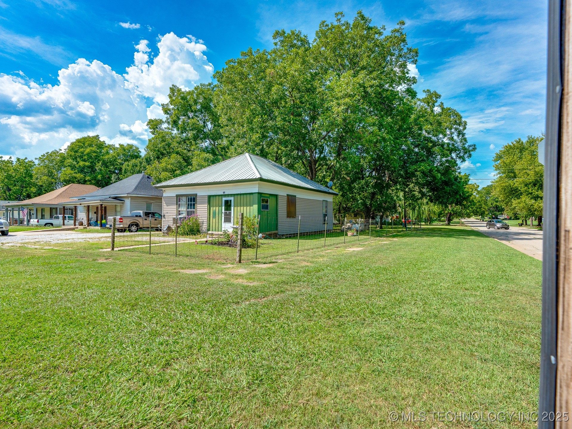 742 E 8th Property Photo 4