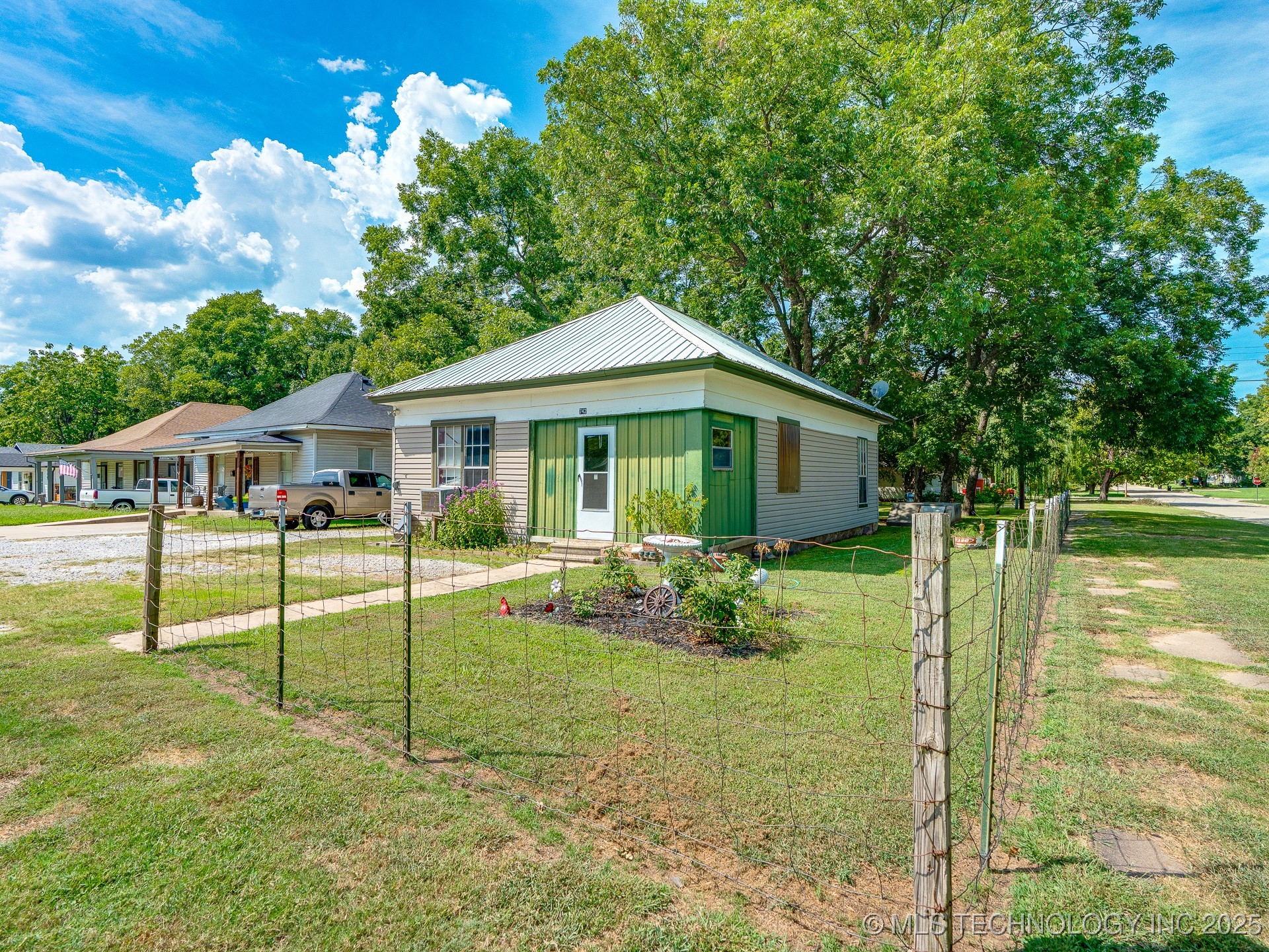 742 E 8th Property Photo 5