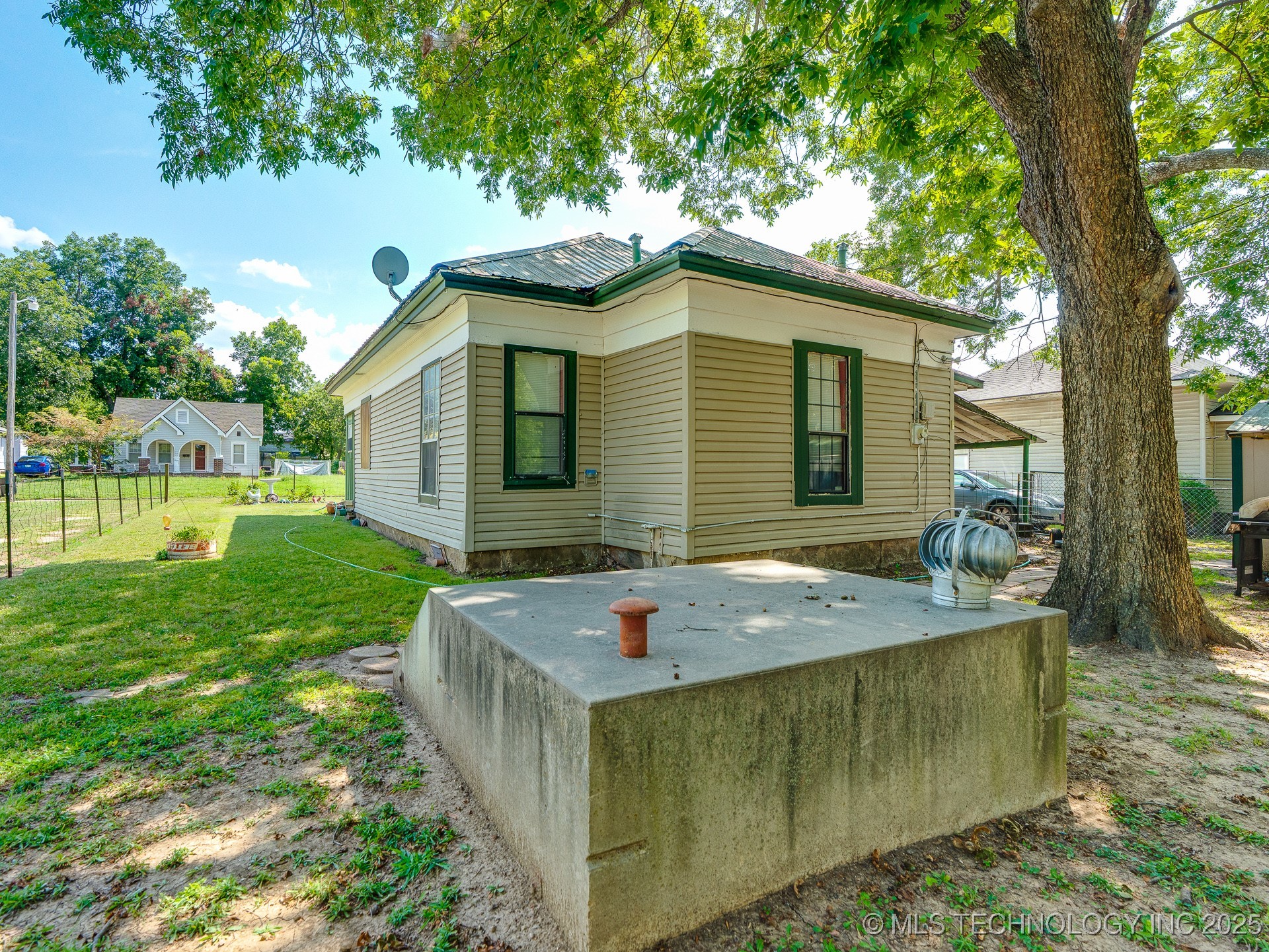 742 E 8th Property Photo 16