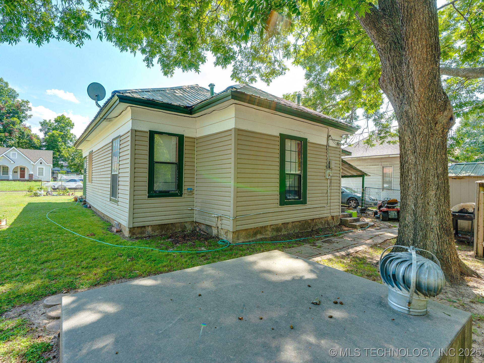 742 E 8th Property Photo 17