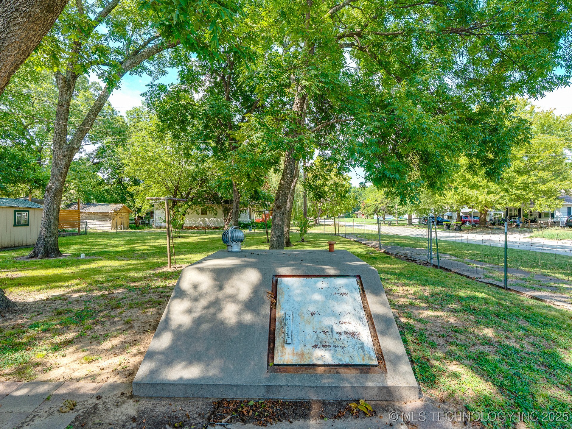 742 E 8th Property Photo 18