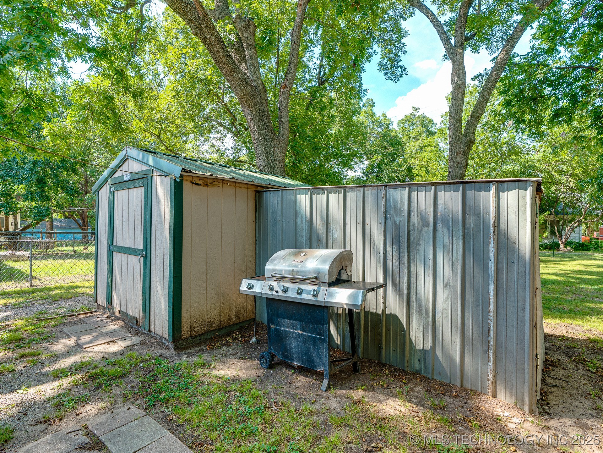 742 E 8th Property Photo 21