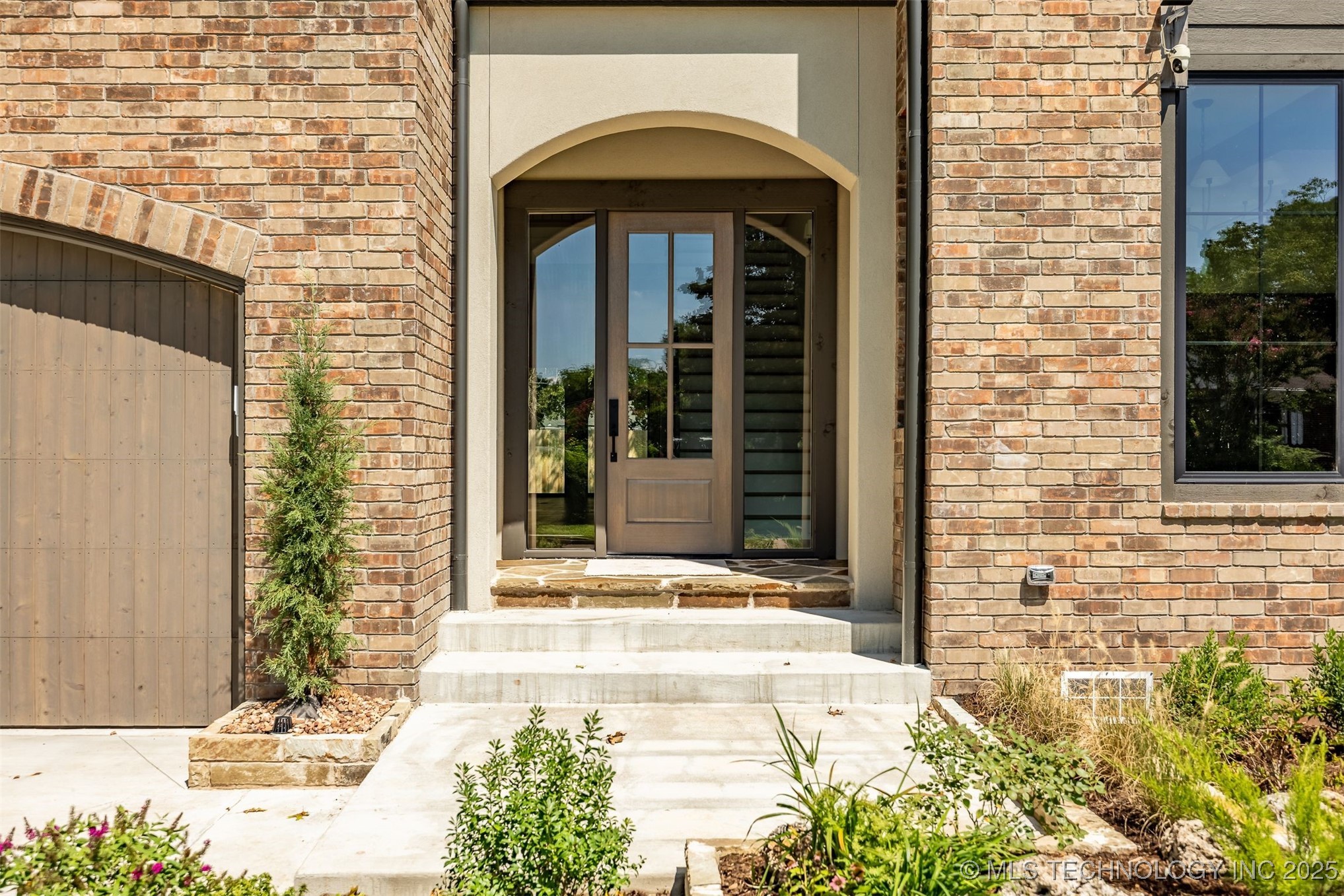 1009 E 38th Street Property Photo 3