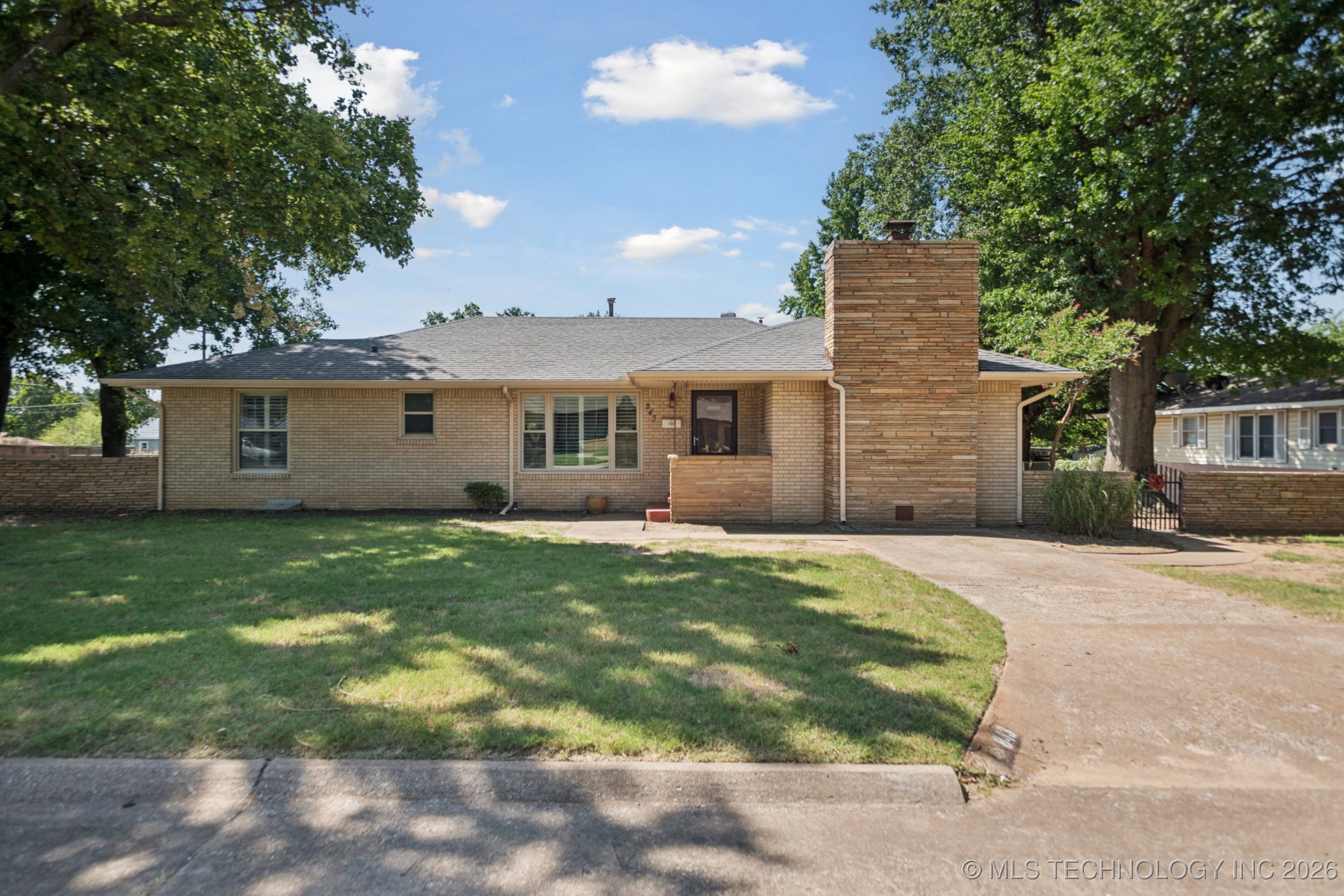 843 E 4th Property Photo 1