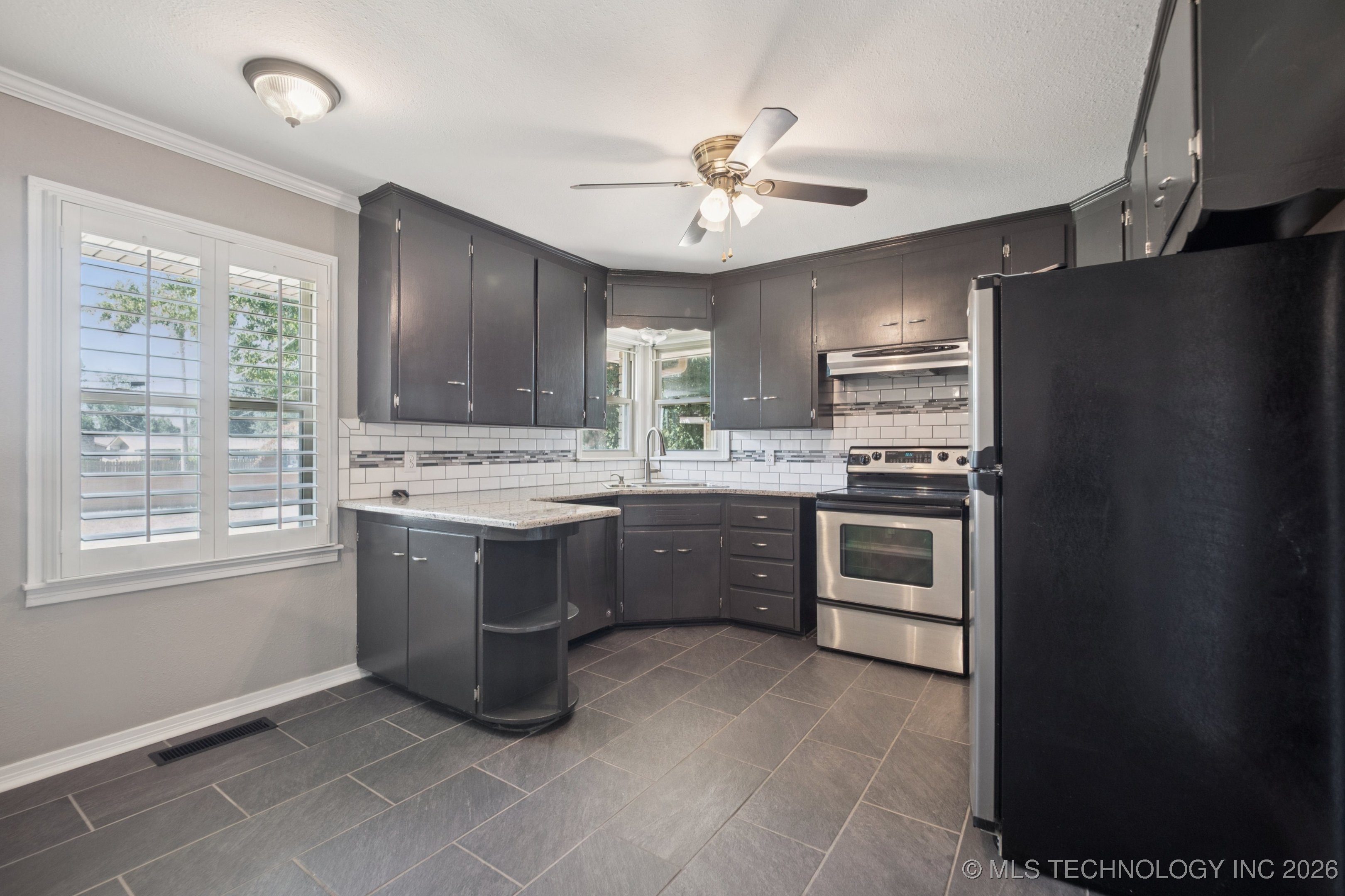 843 E 4th Property Photo 7