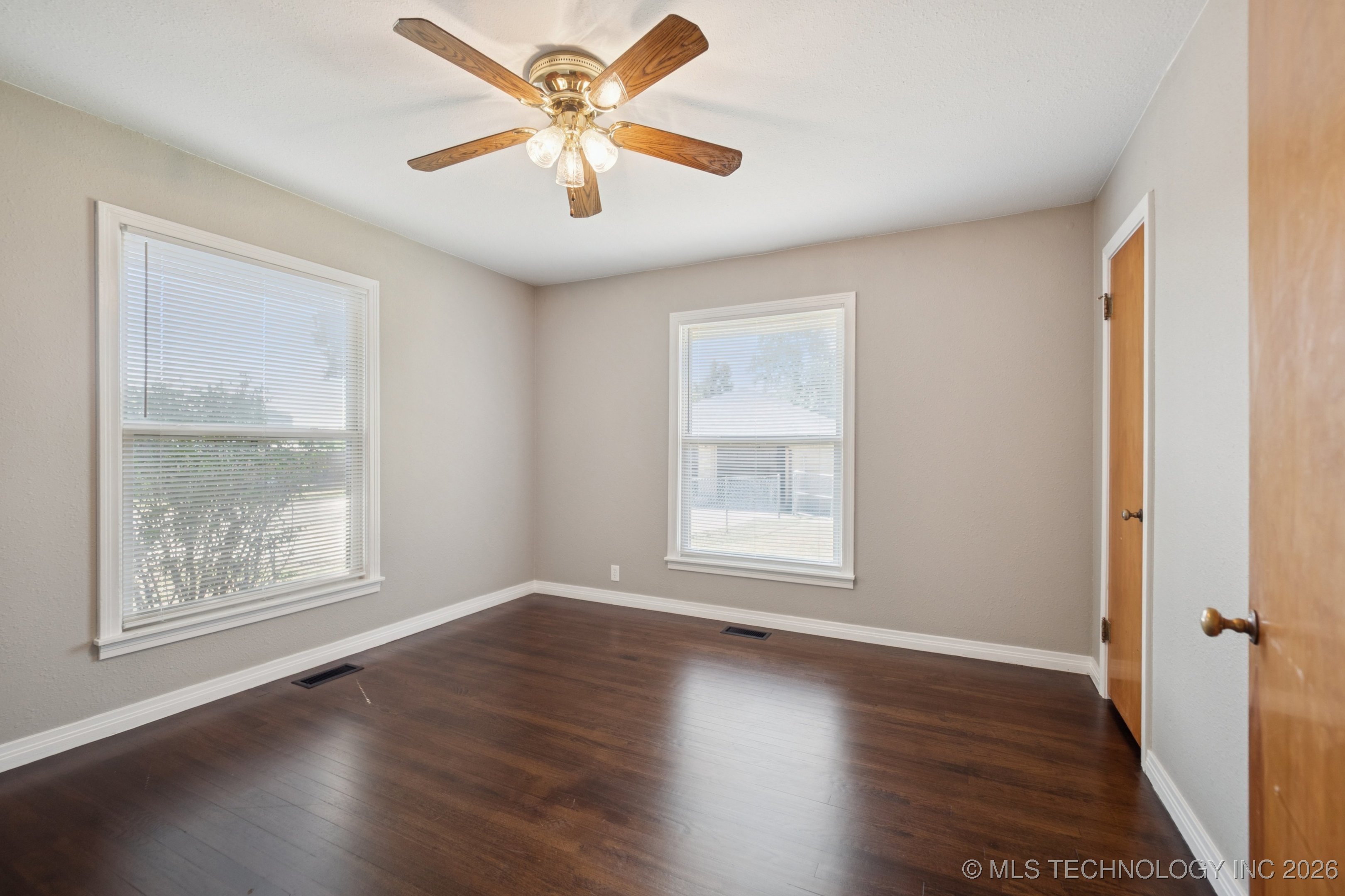 843 E 4th Property Photo 16