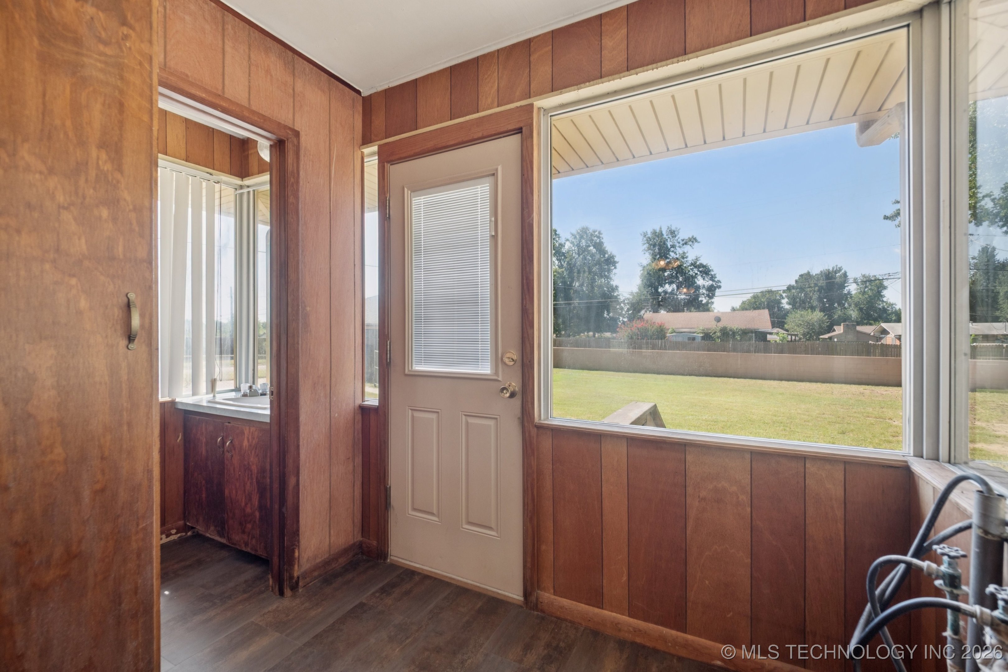 843 E 4th Property Photo 21