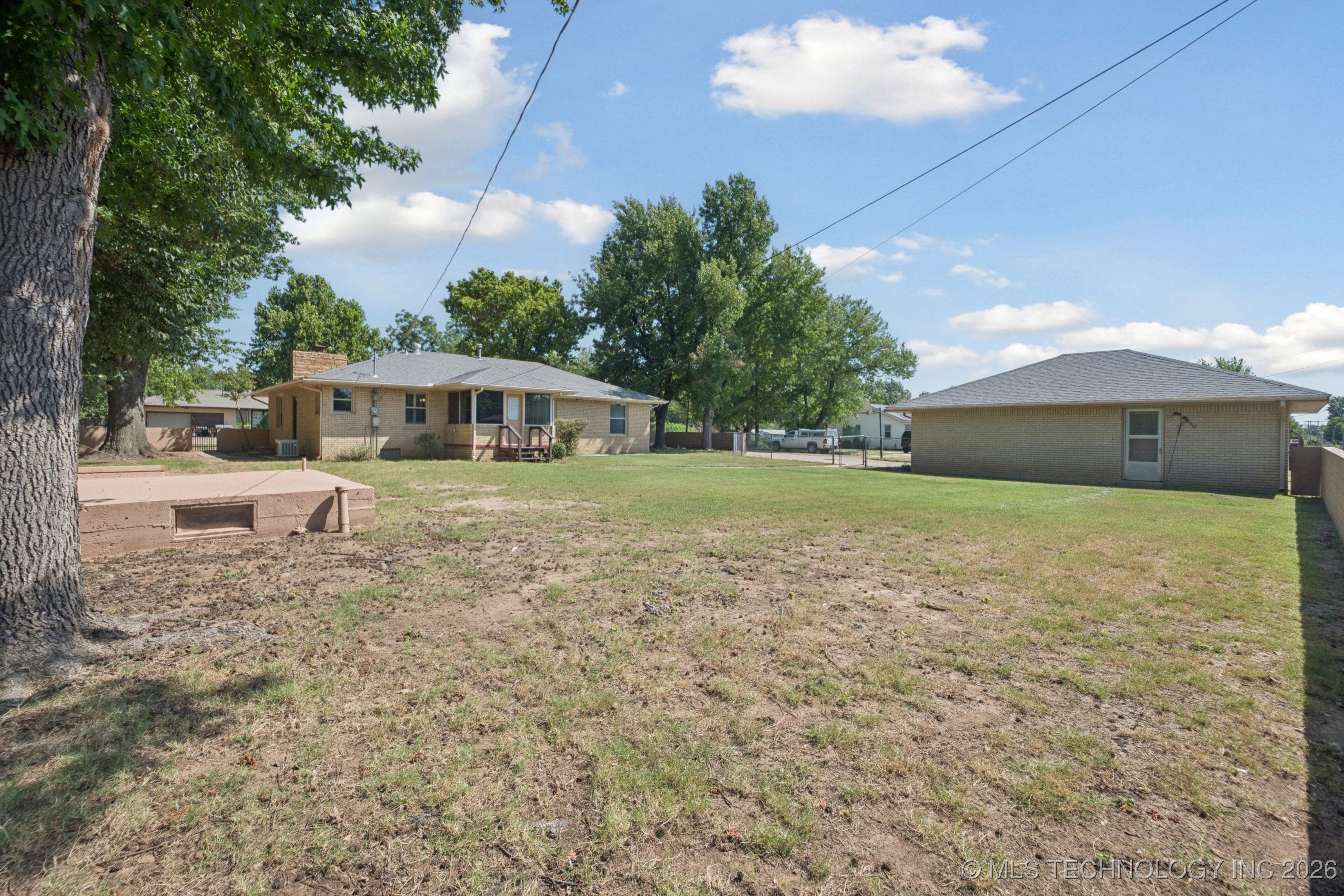 843 E 4th Property Photo 24