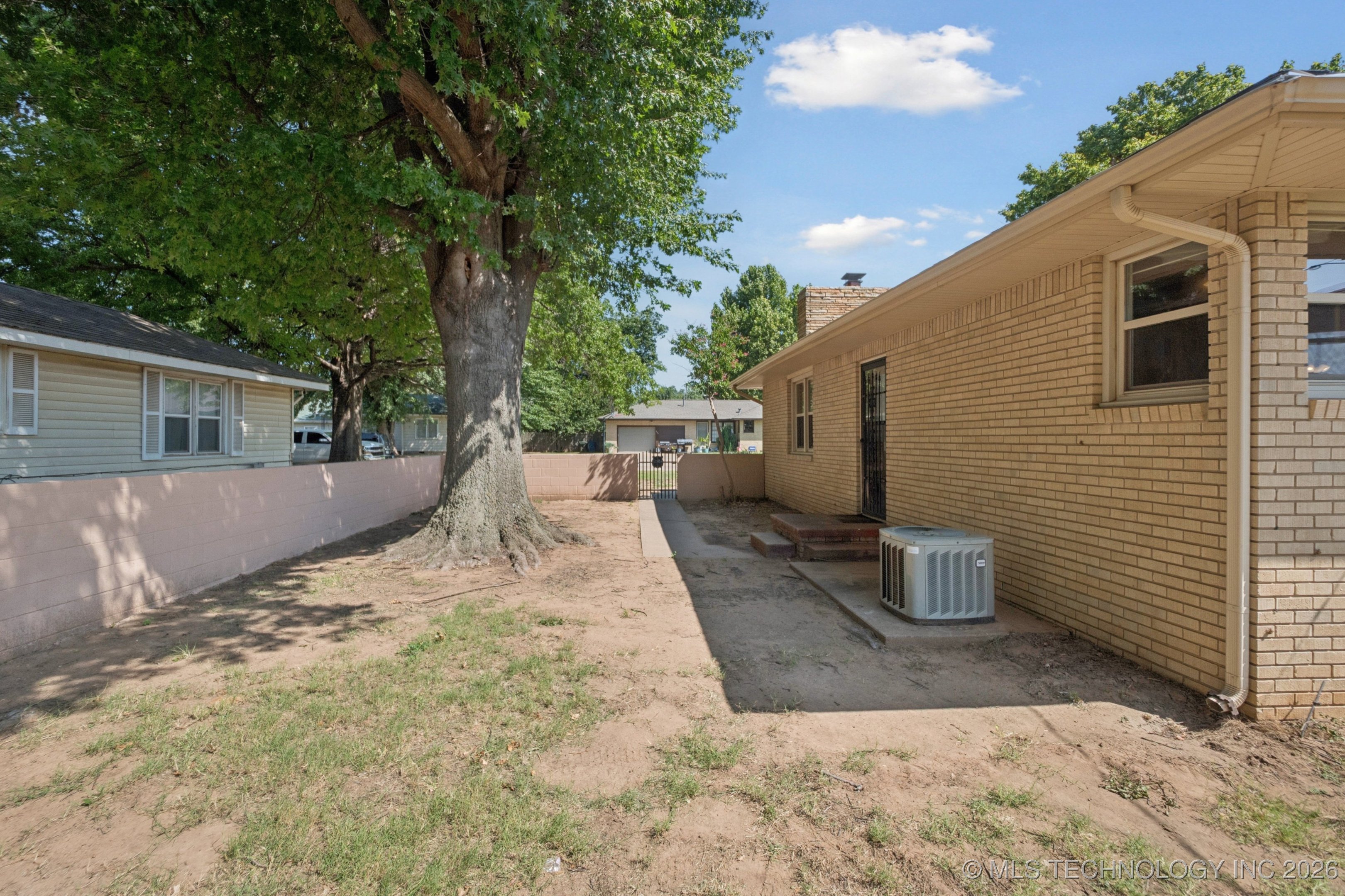 843 E 4th Property Photo 25