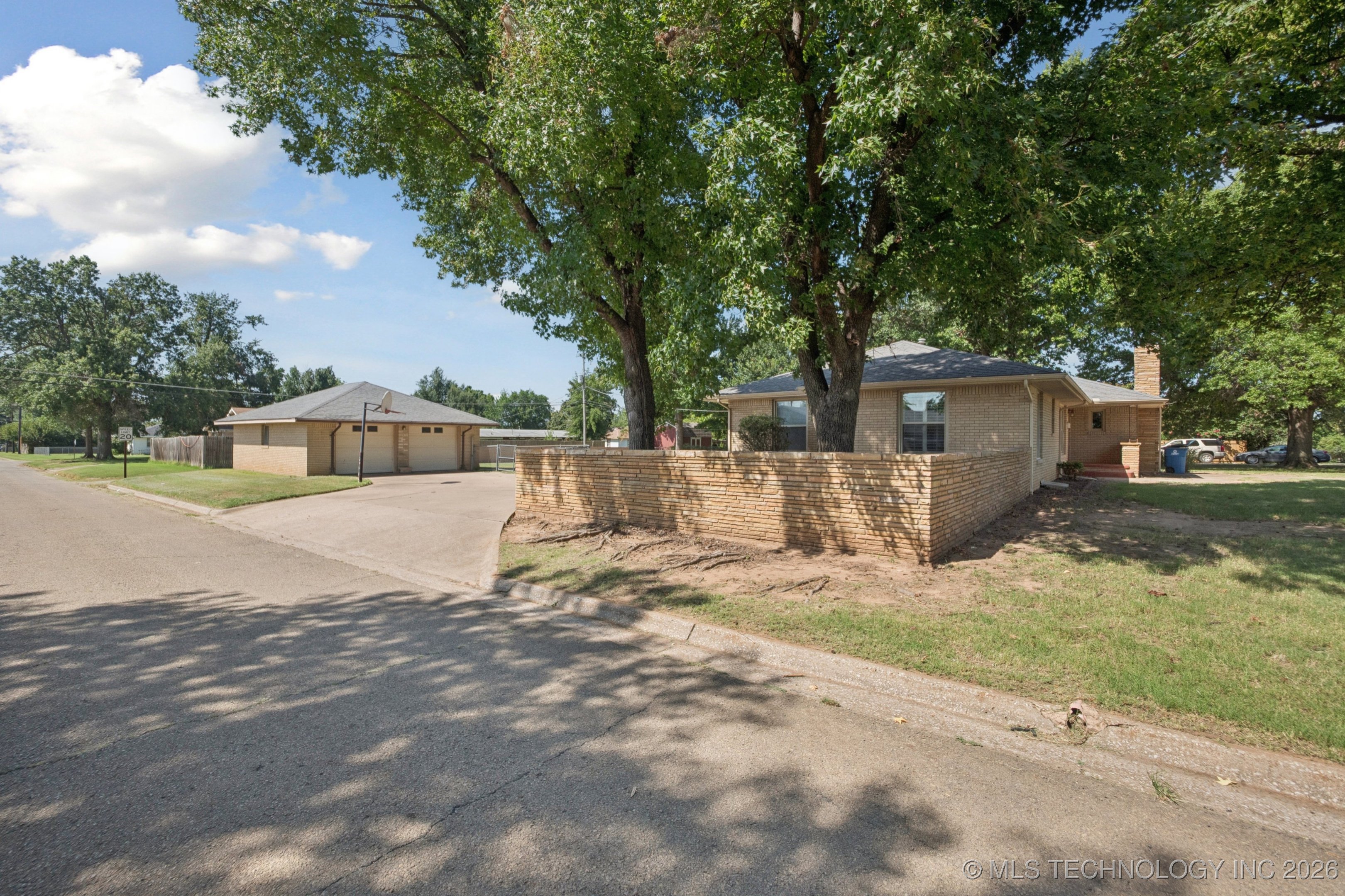 843 E 4th Property Photo 26