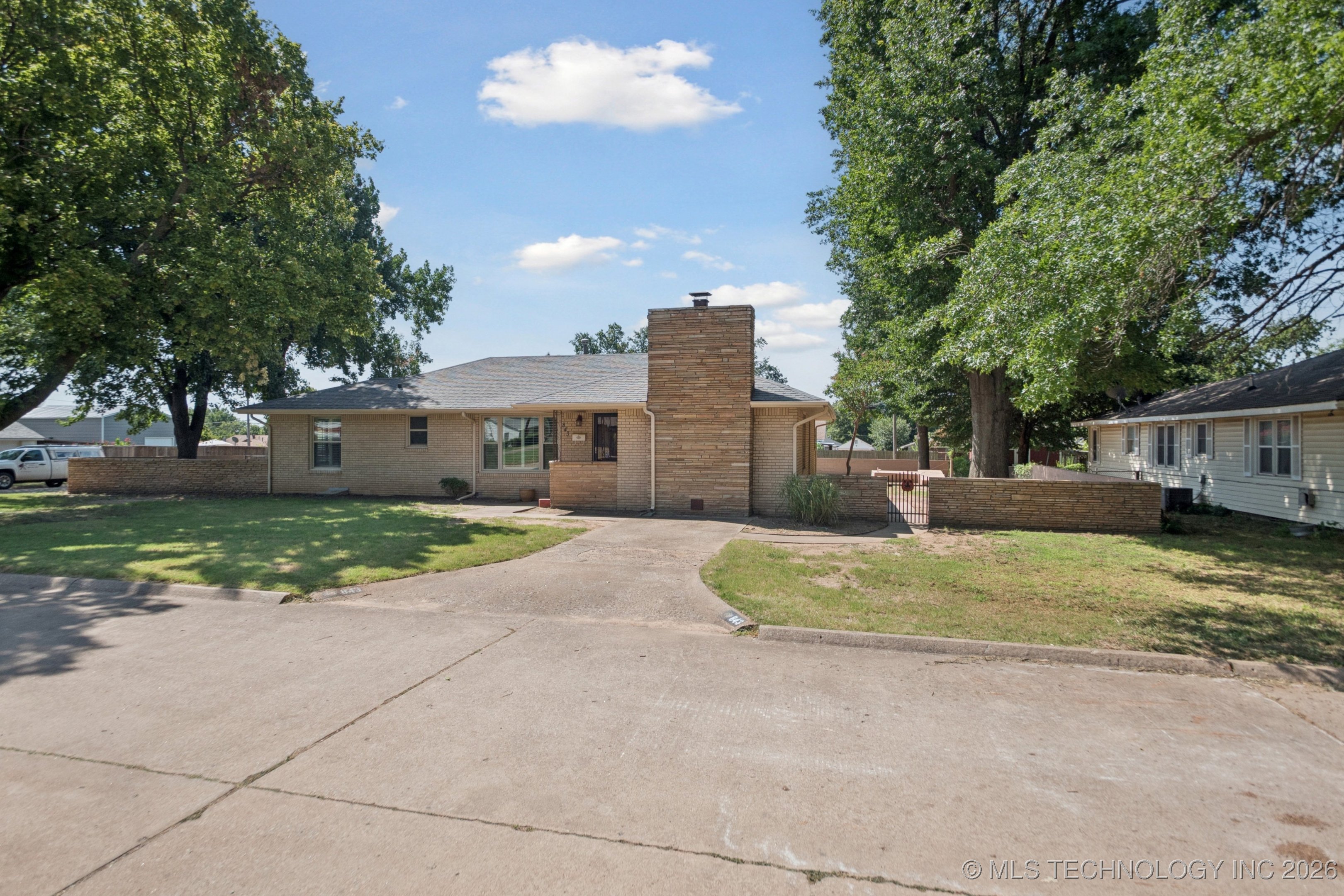 843 E 4th Property Photo 28