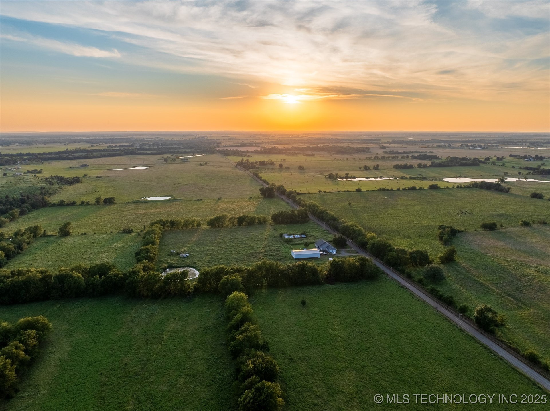 2 E 700 Road Property Photo 3