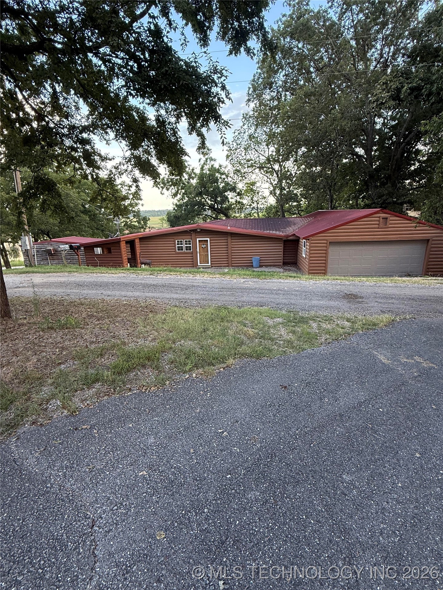 444561 Robin Drive Property Photo 1