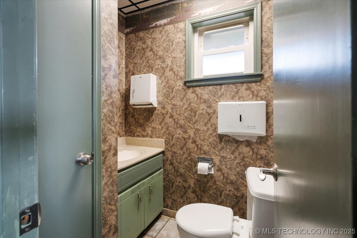 411 W 1st Street Property Photo 6