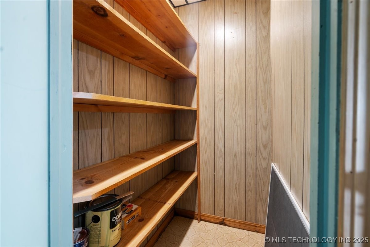 411 W 1st Street Property Photo 8