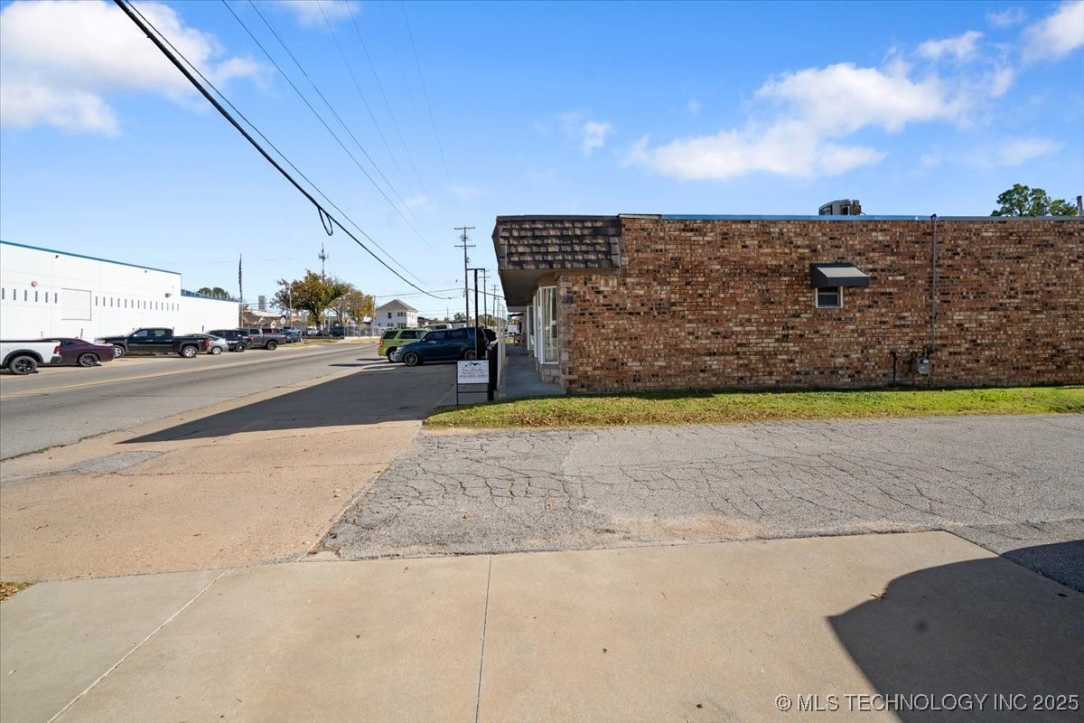 411 W 1st Street Property Photo 20