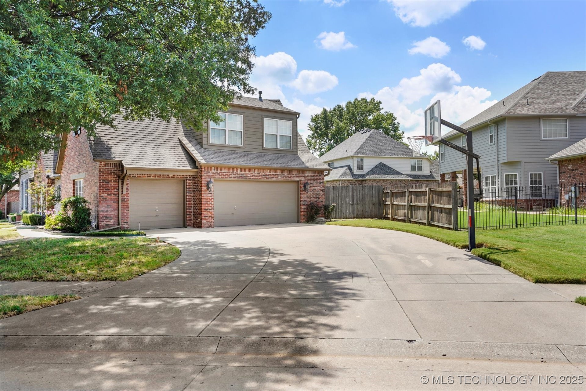 3816 S Yellow Pine Avenue Property Photo 2