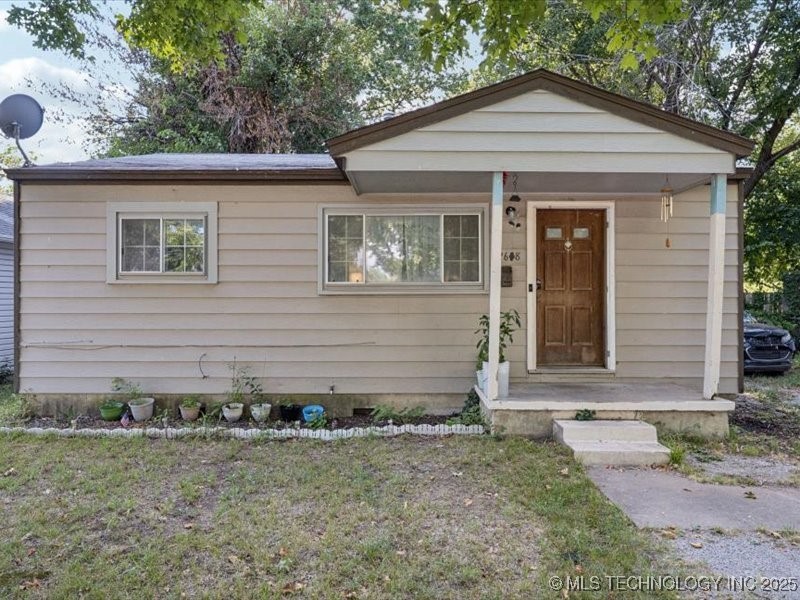 2638 N Maplewood Avenue Property Photo 1