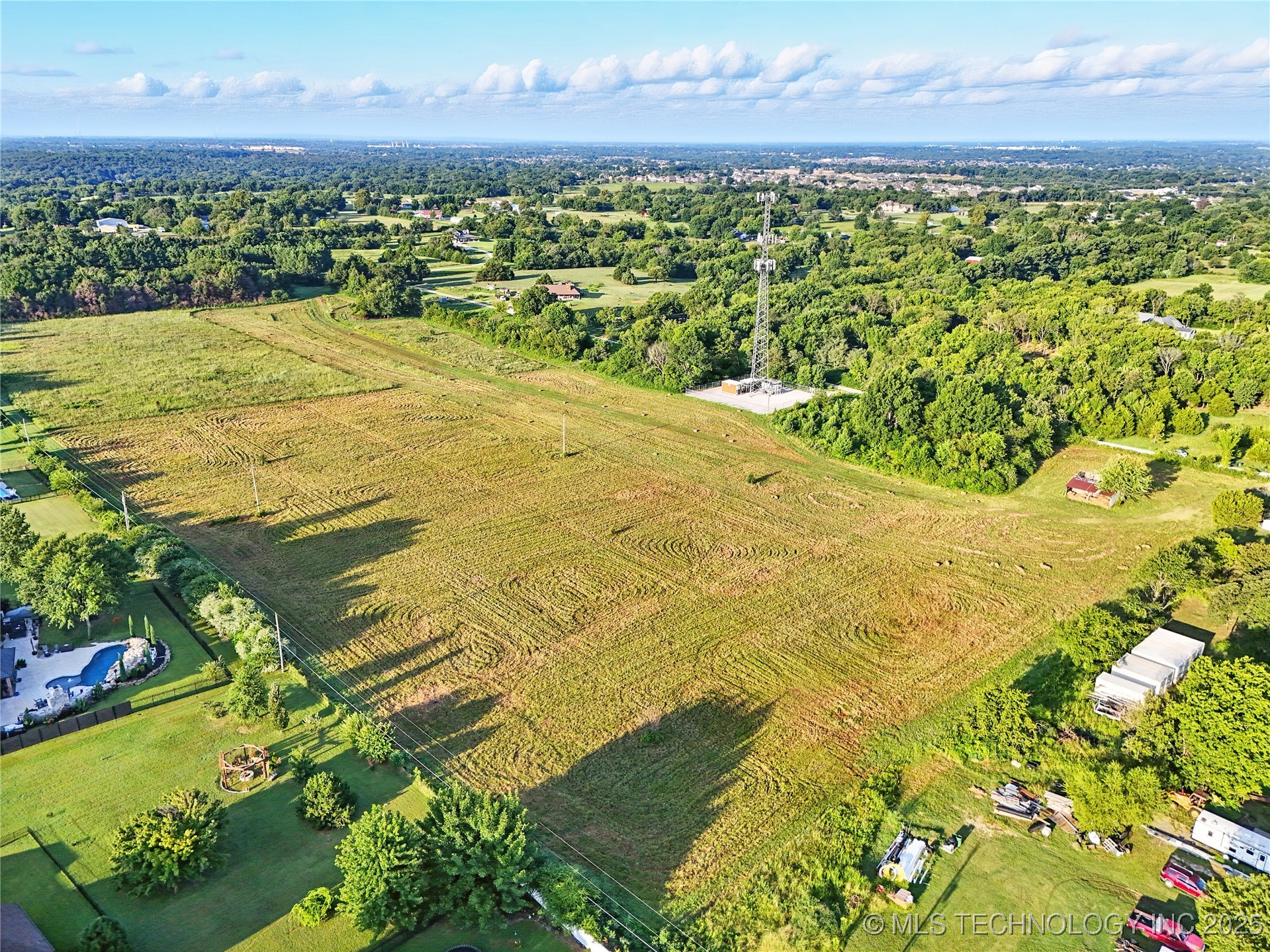 27520 E 72nd Street Property Photo 3