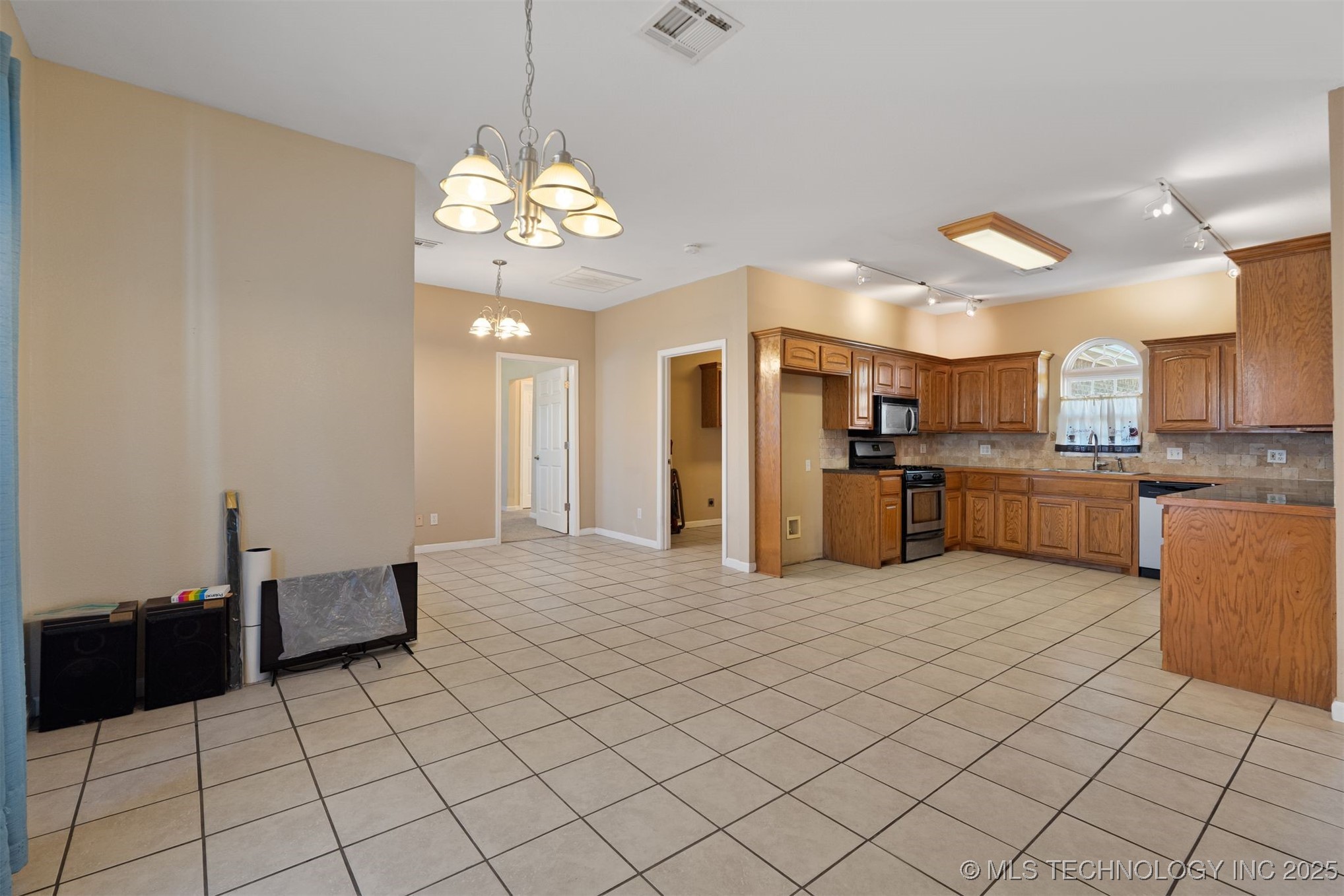 708 W Little Flower Drive Property Photo 8