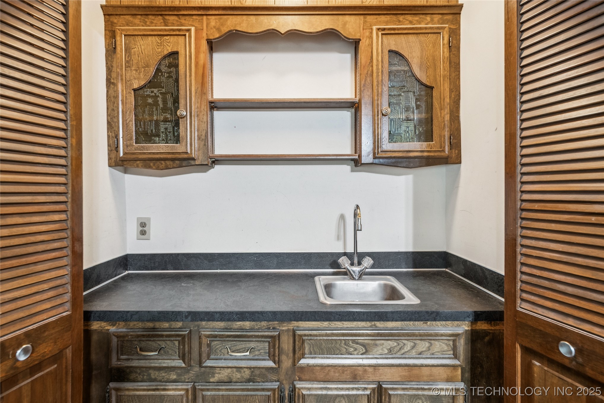 12517 E 38th Street Property Photo 7