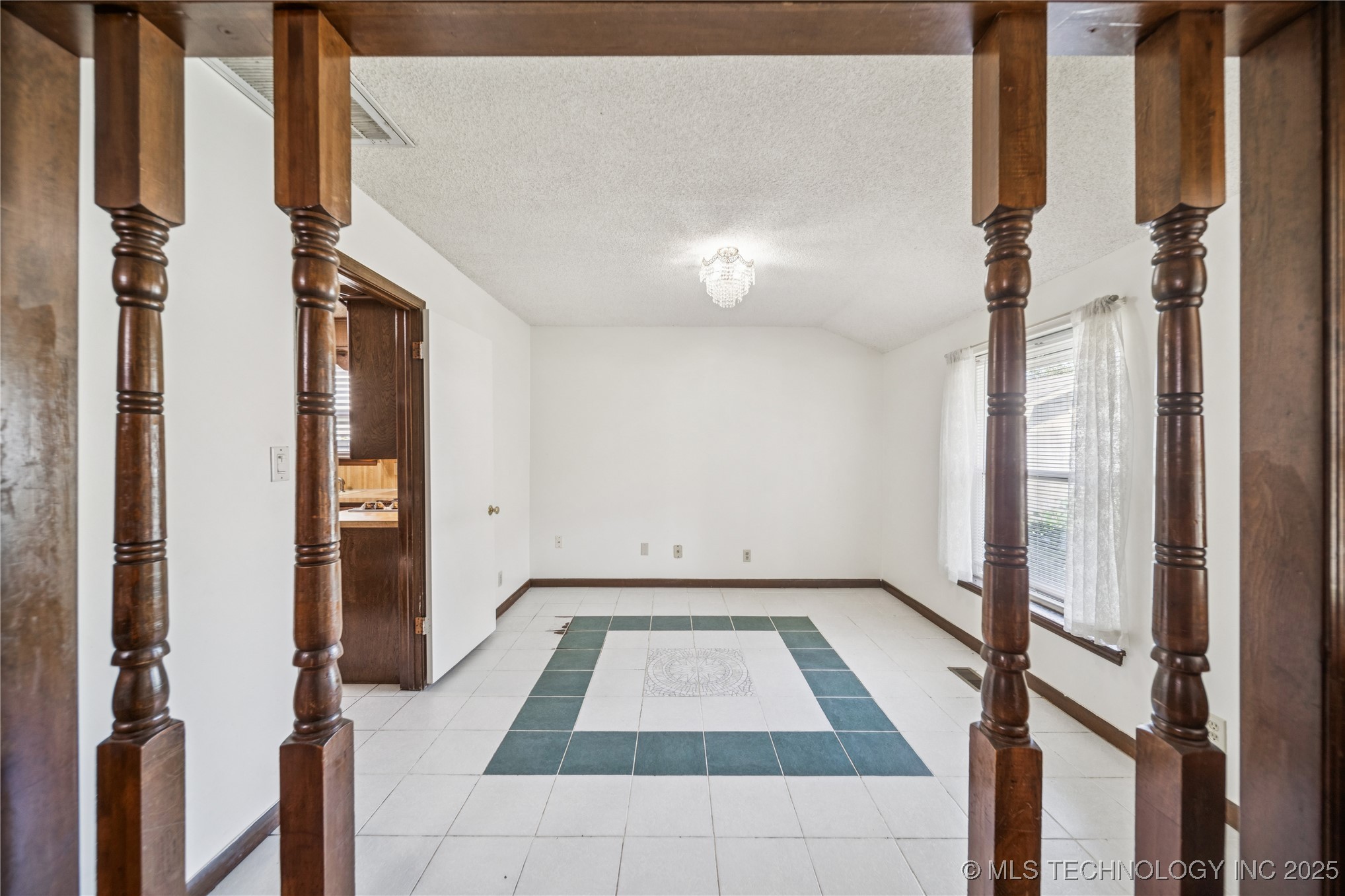 12517 E 38th Street Property Photo 10