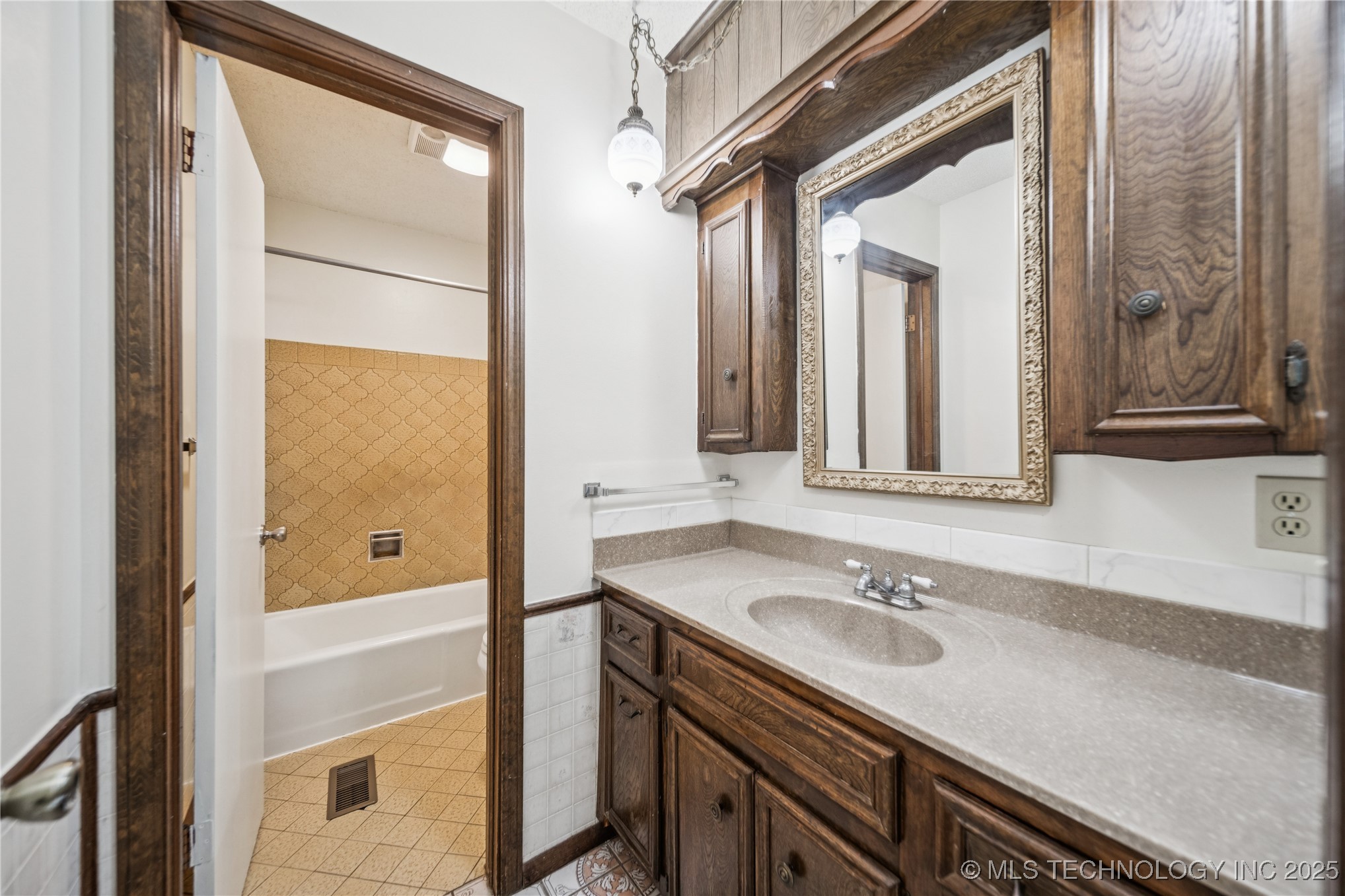 12517 E 38th Street Property Photo 22