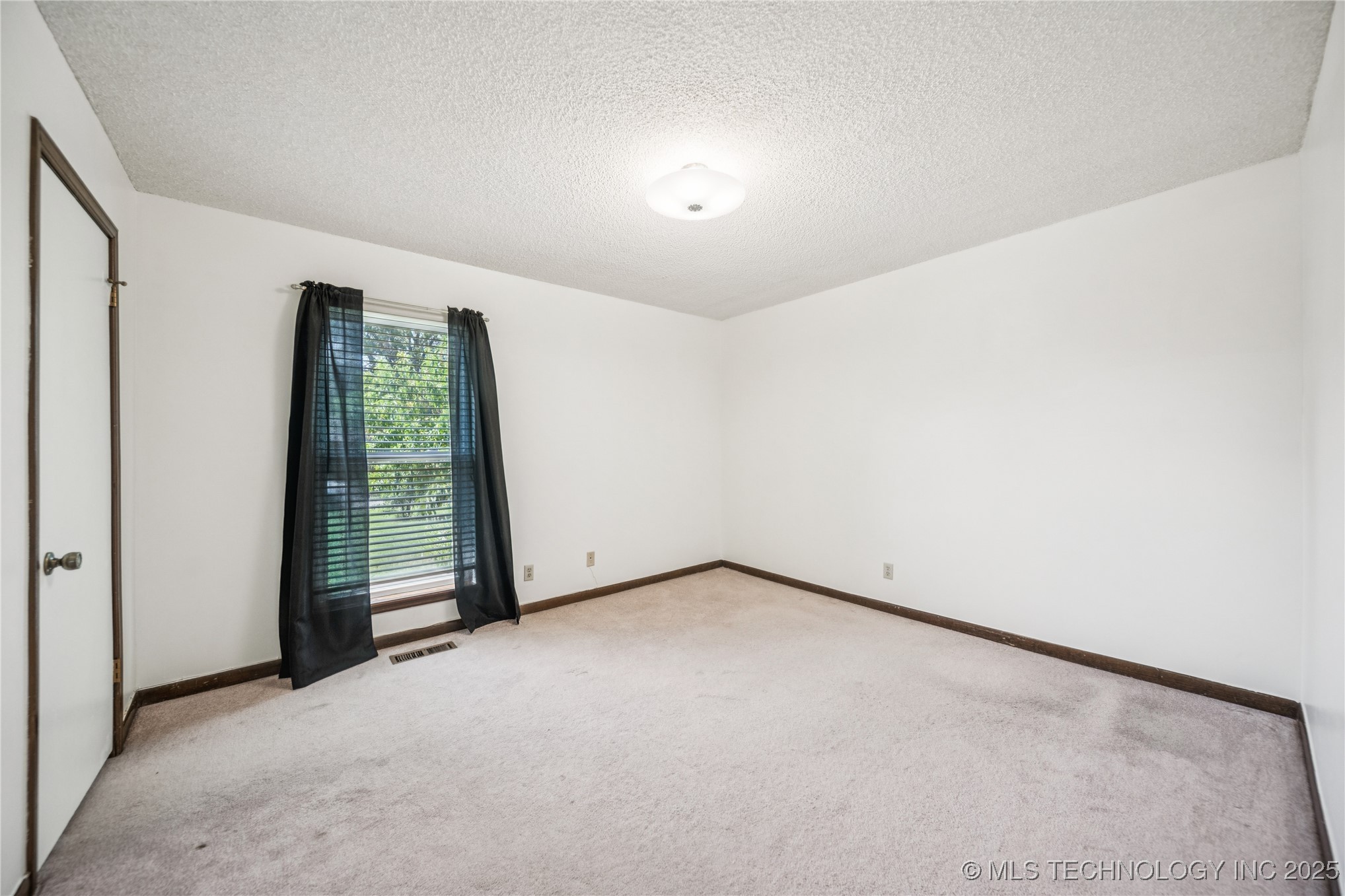 12517 E 38th Street Property Photo 24