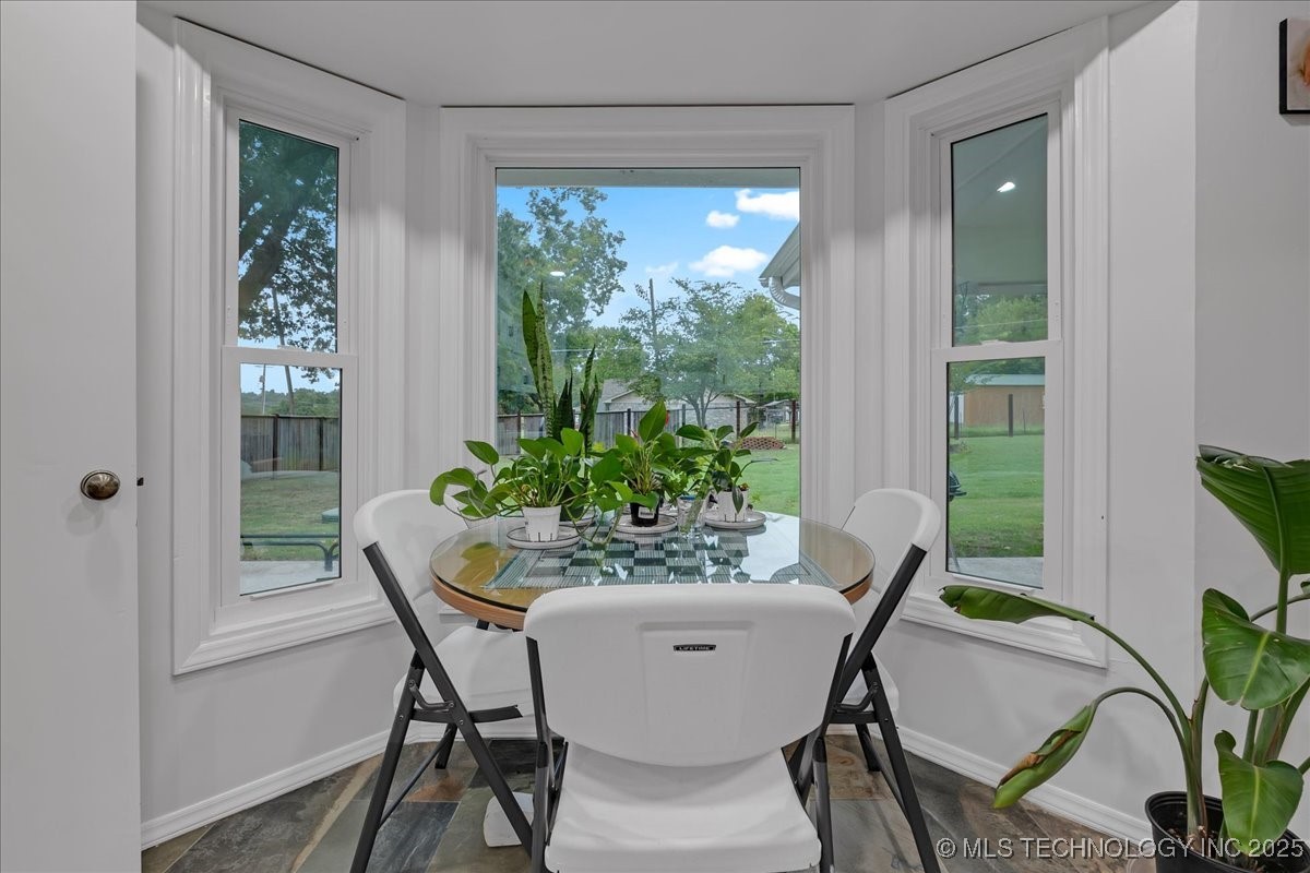 8 E Carriage Road Property Photo 7