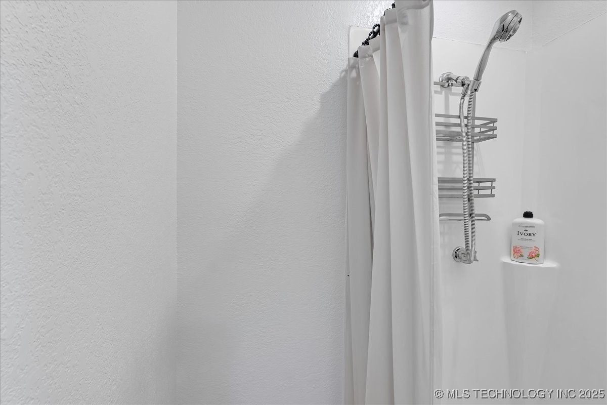 8 E Carriage Road Property Photo 9