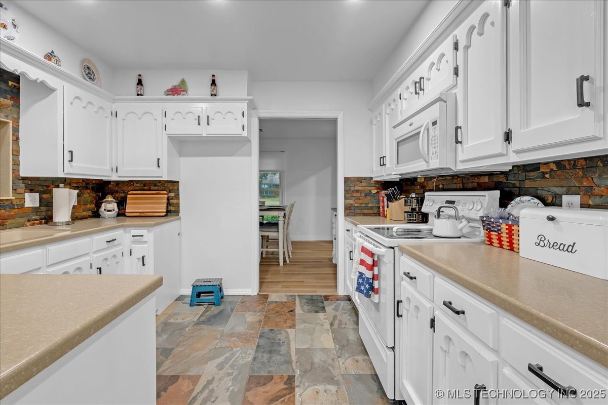 8 E Carriage Road Property Photo 10