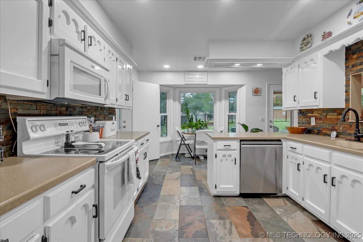 8 E Carriage Road Property Photo 11