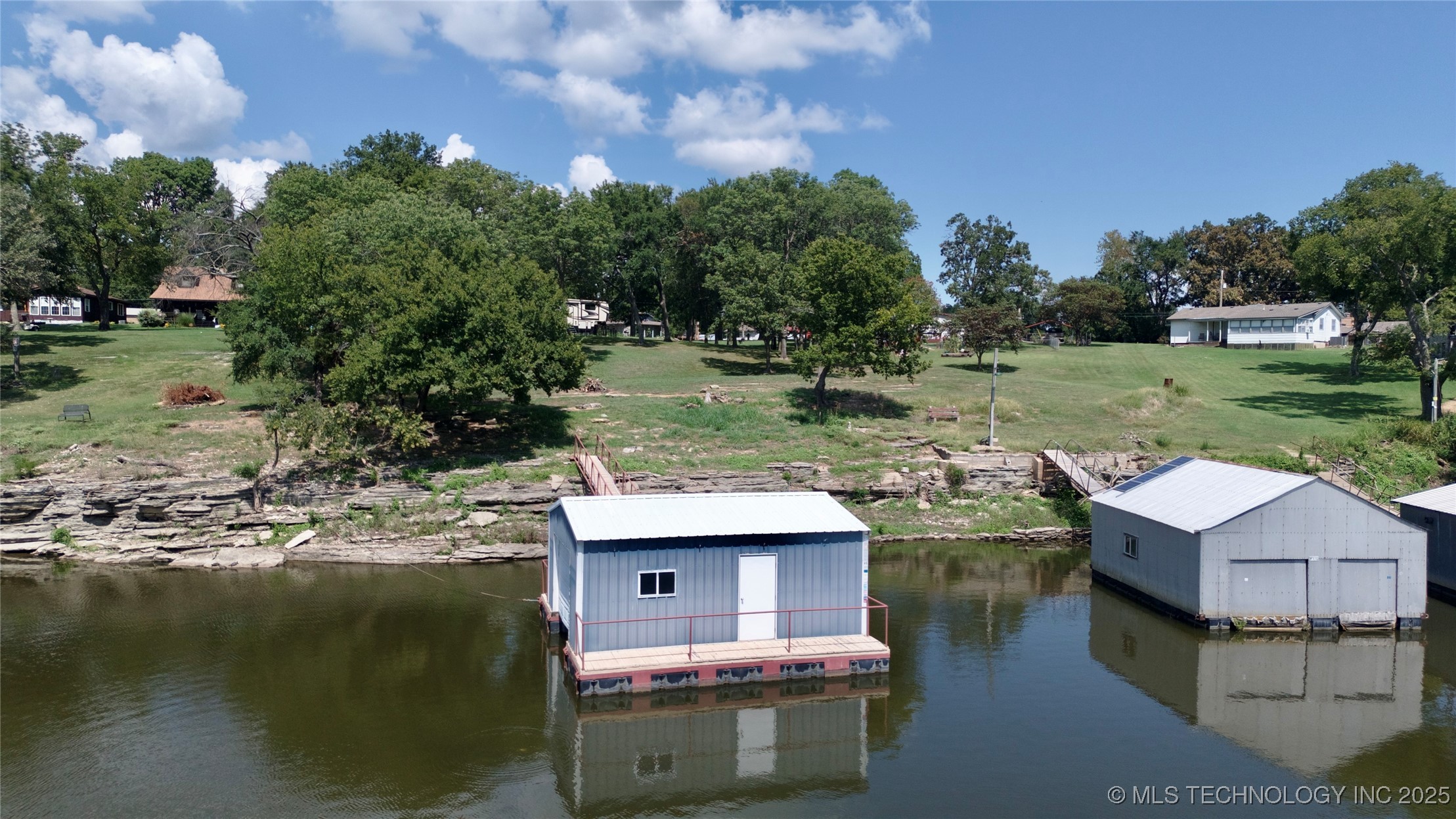 112 Cove Lane Property Photo 3