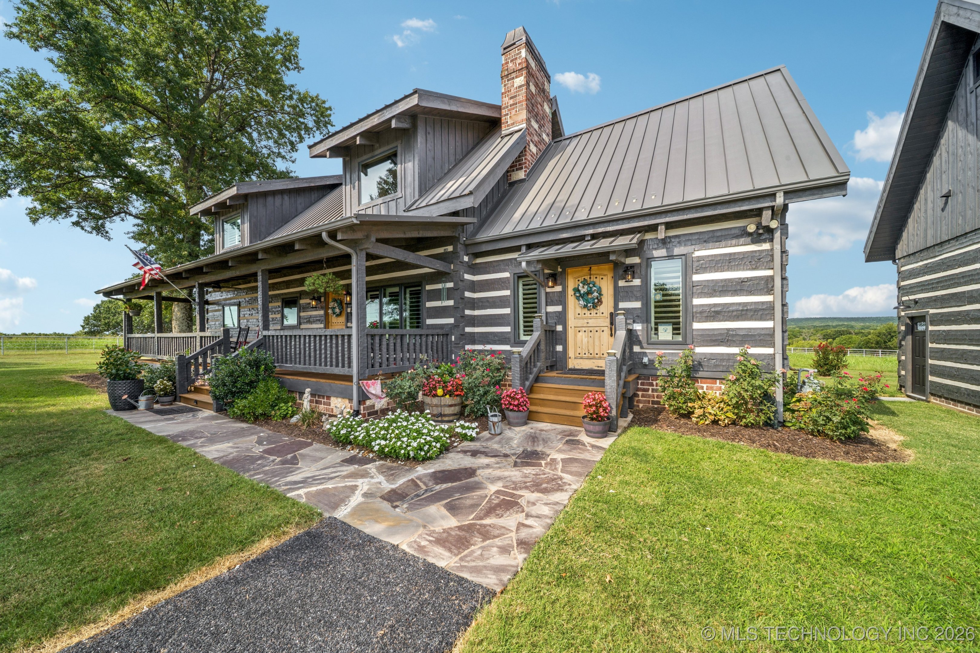 2124 N 33rd West Avenue Property Photo 1