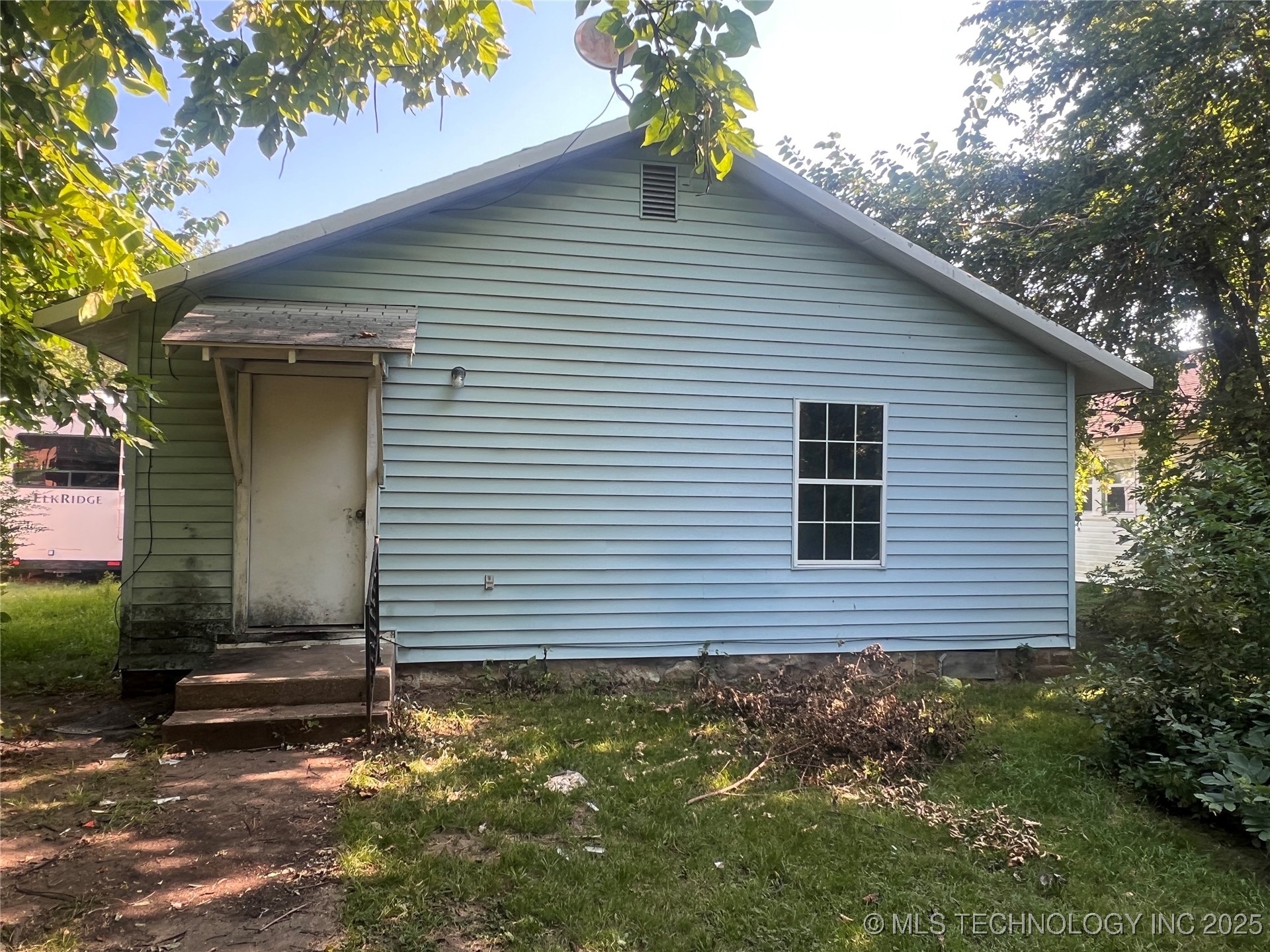 810 Miami Street East Property Photo 3