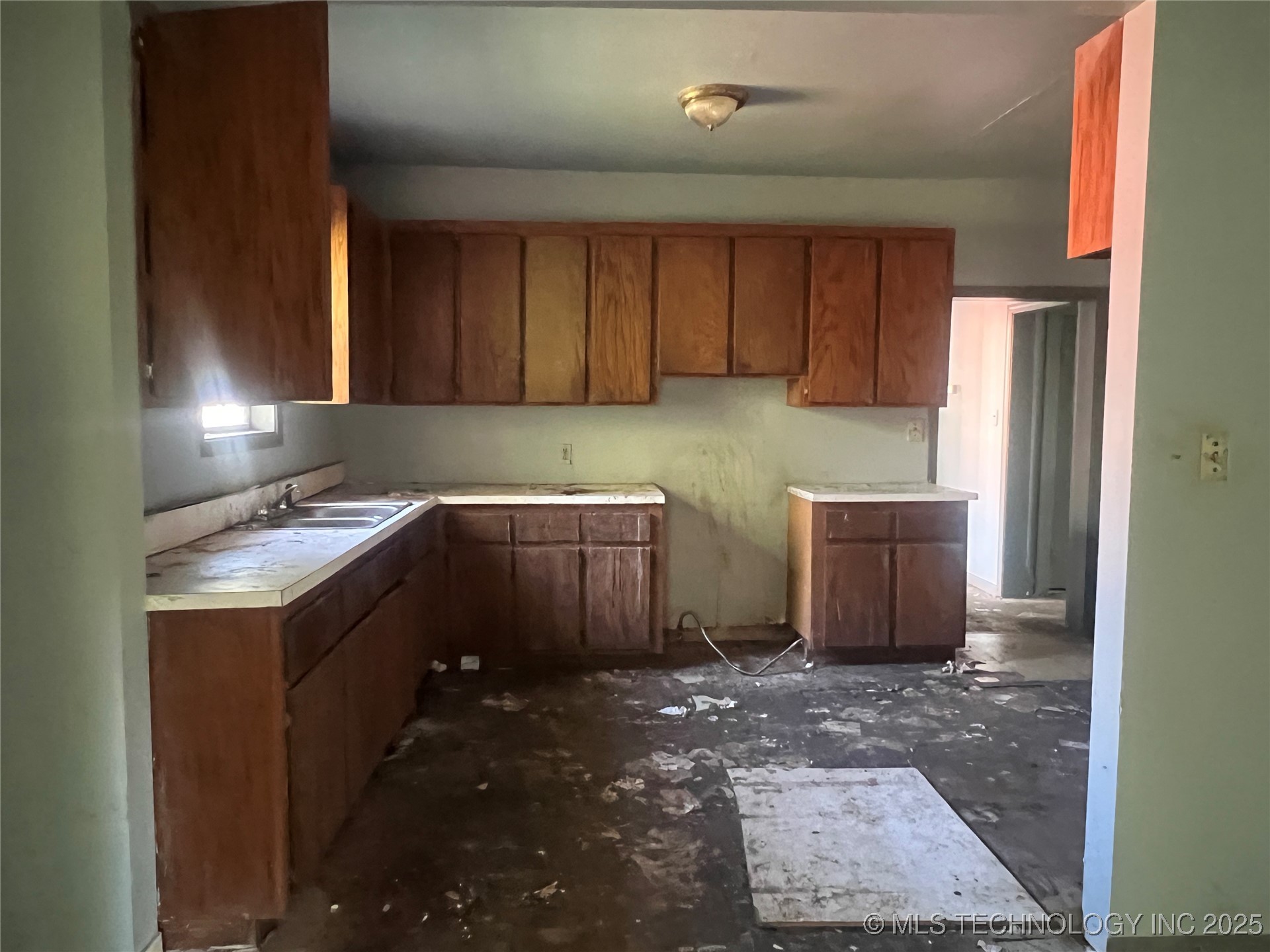 810 Miami Street East Property Photo 6