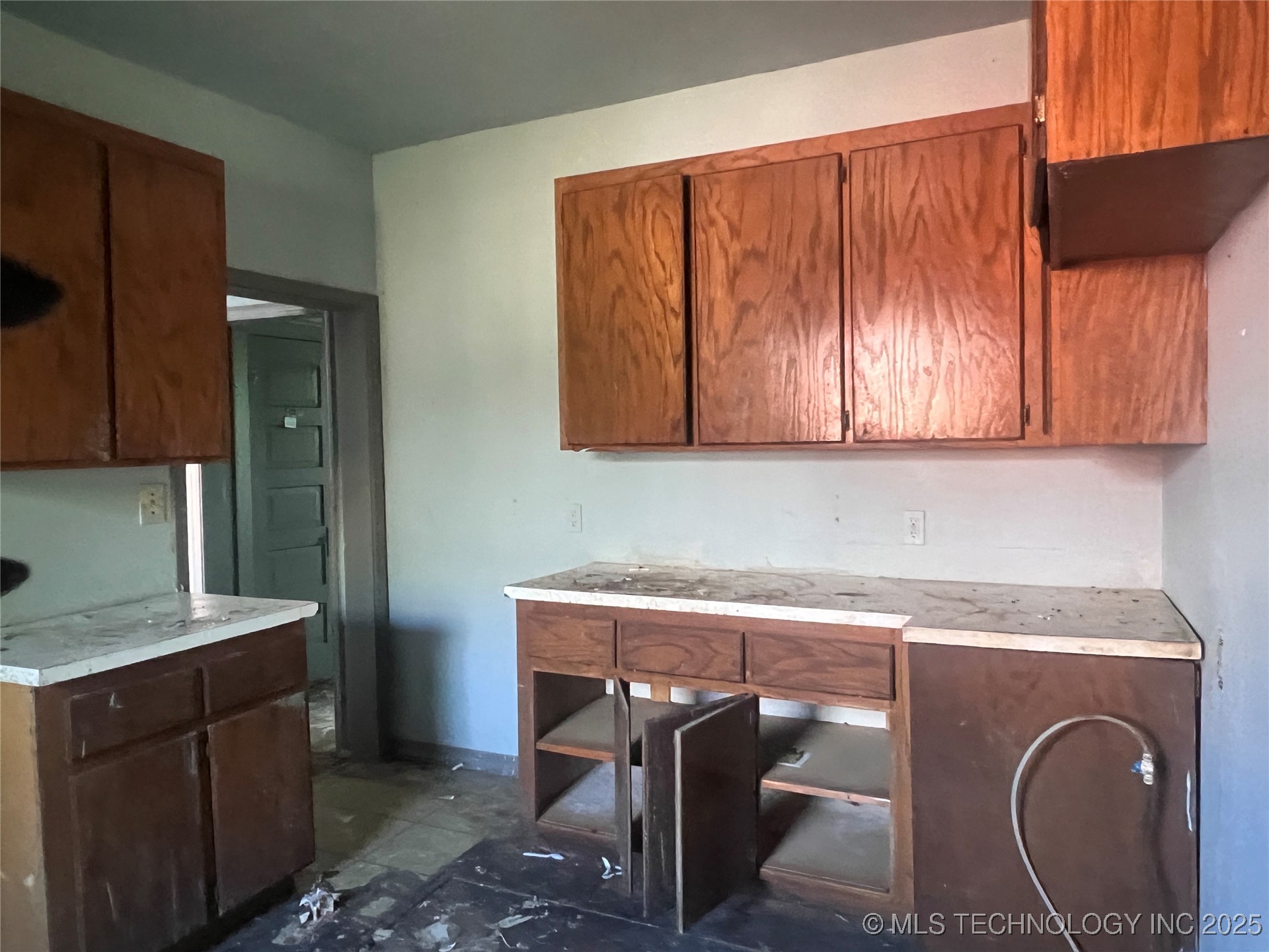 810 Miami Street East Property Photo 7