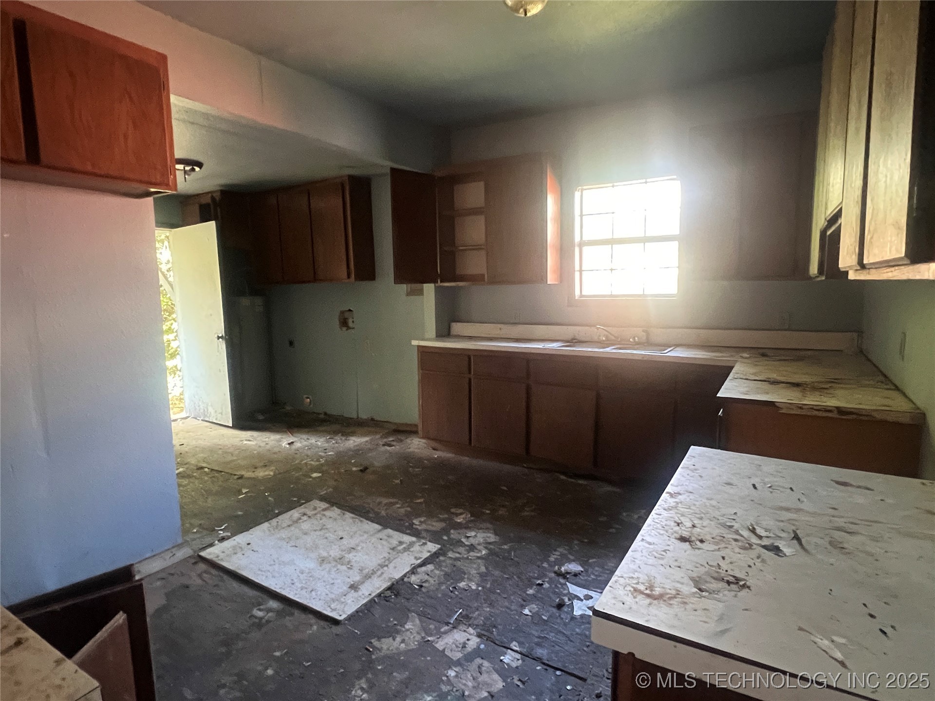 810 Miami Street East Property Photo 8