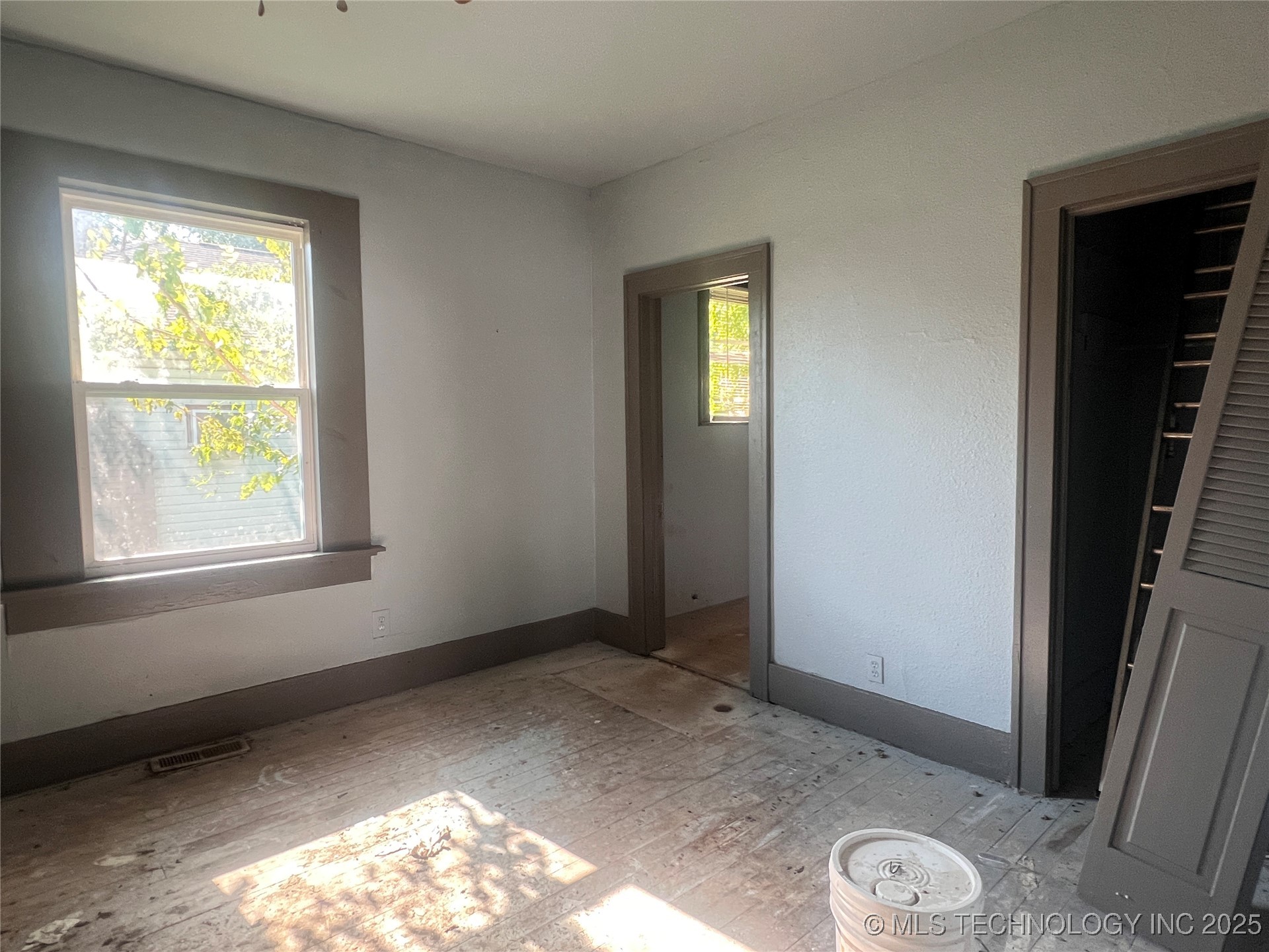 810 Miami Street East Property Photo 14