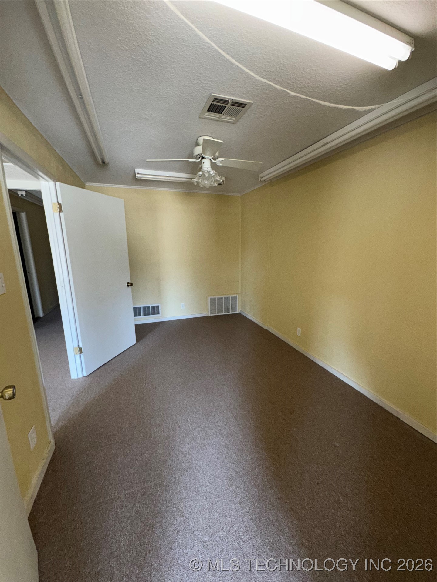 139 Se Cholwell Avenue Property Photo 5