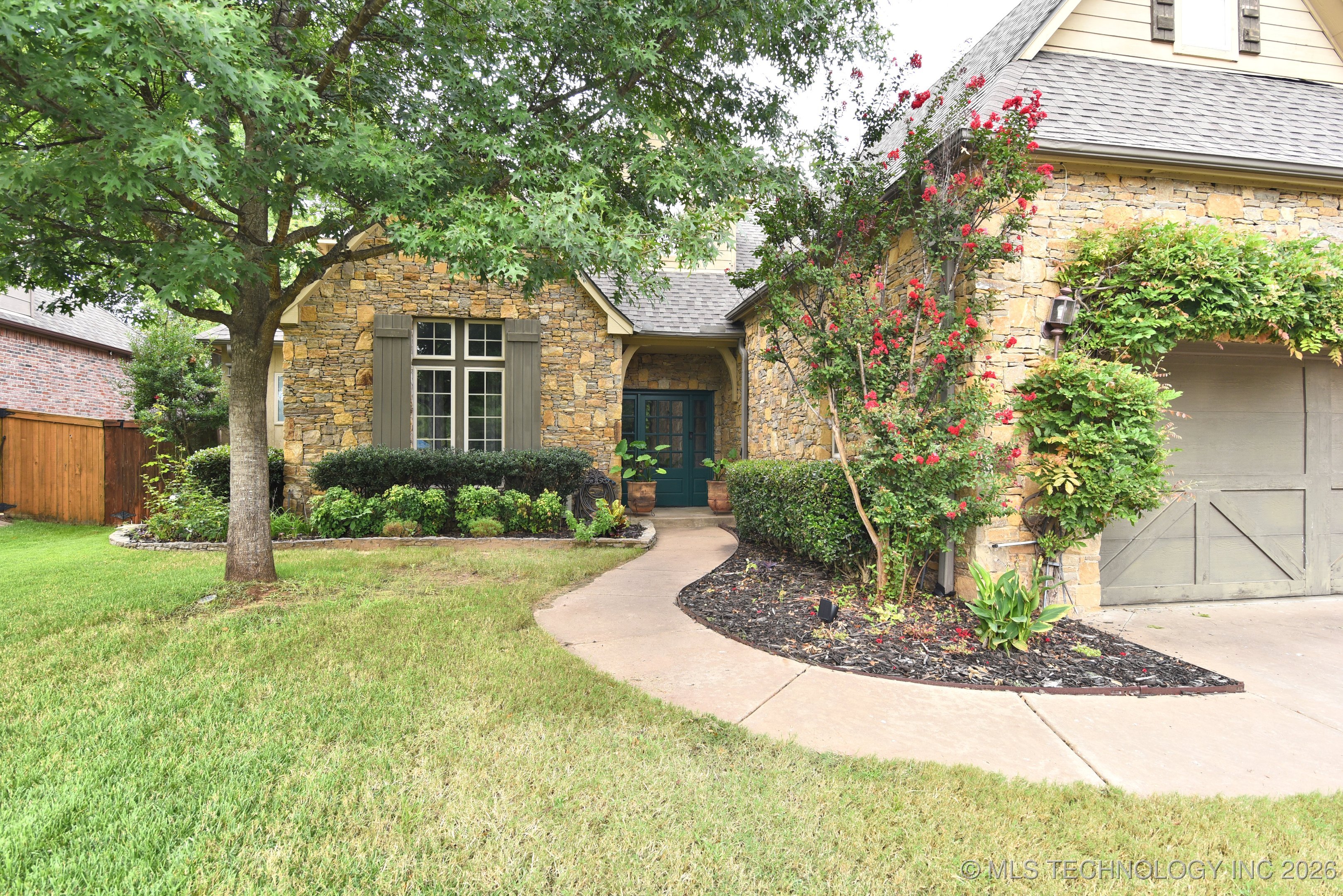 10512 S 91st East Avenue Property Photo 2