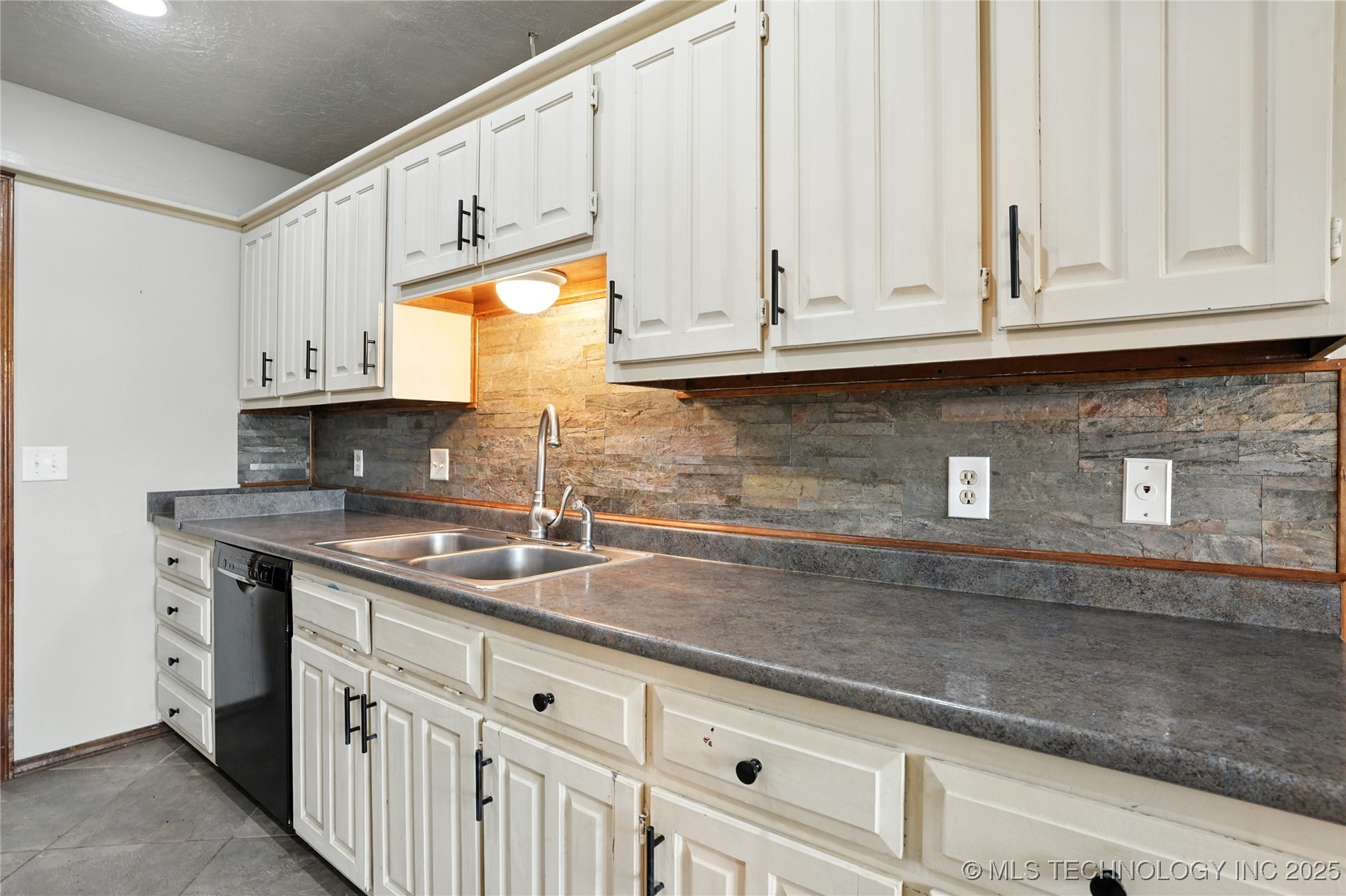 408 E Kingsport Street Property Photo 6