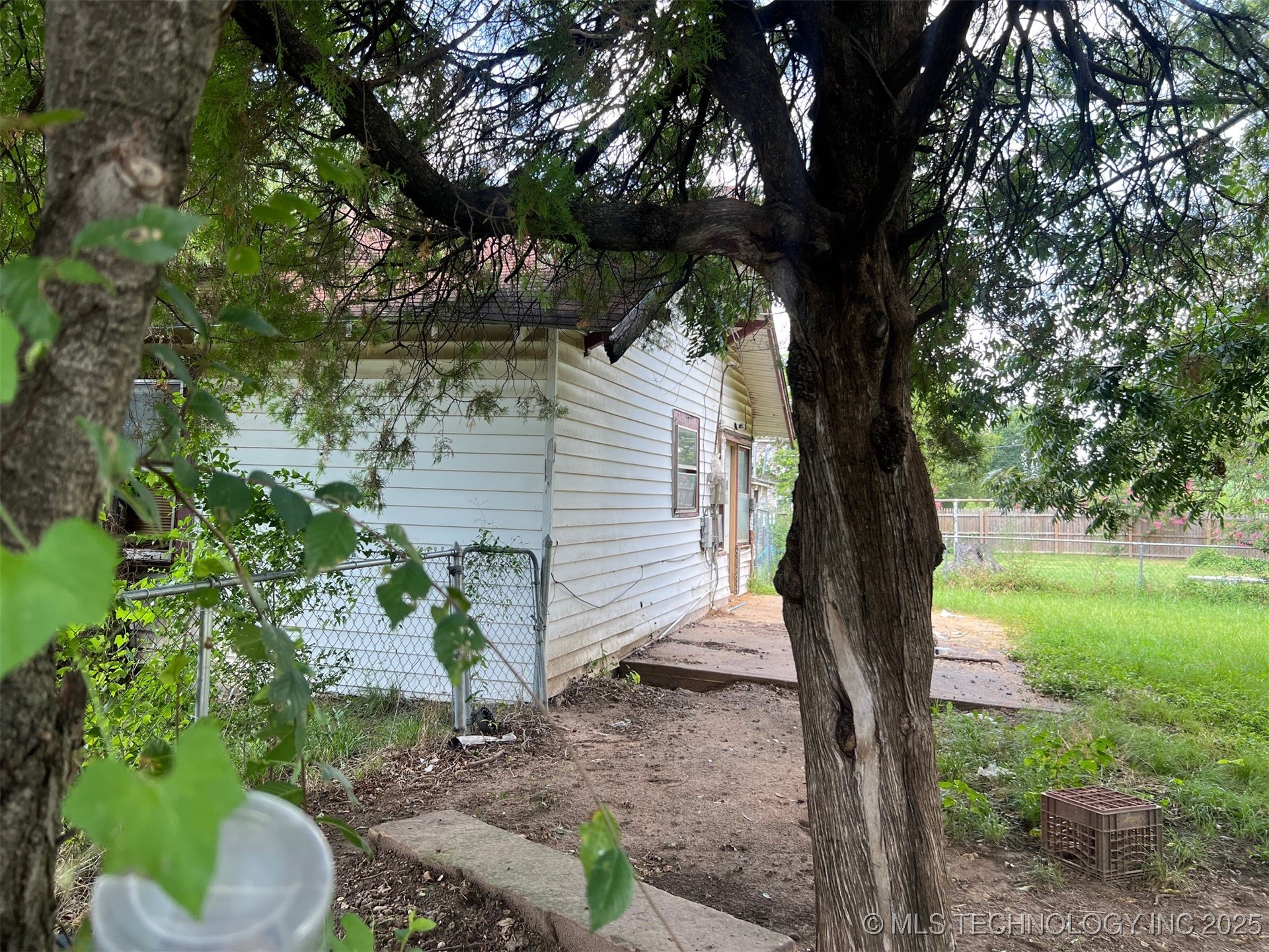 821 S Lake Avenue Property Photo 8